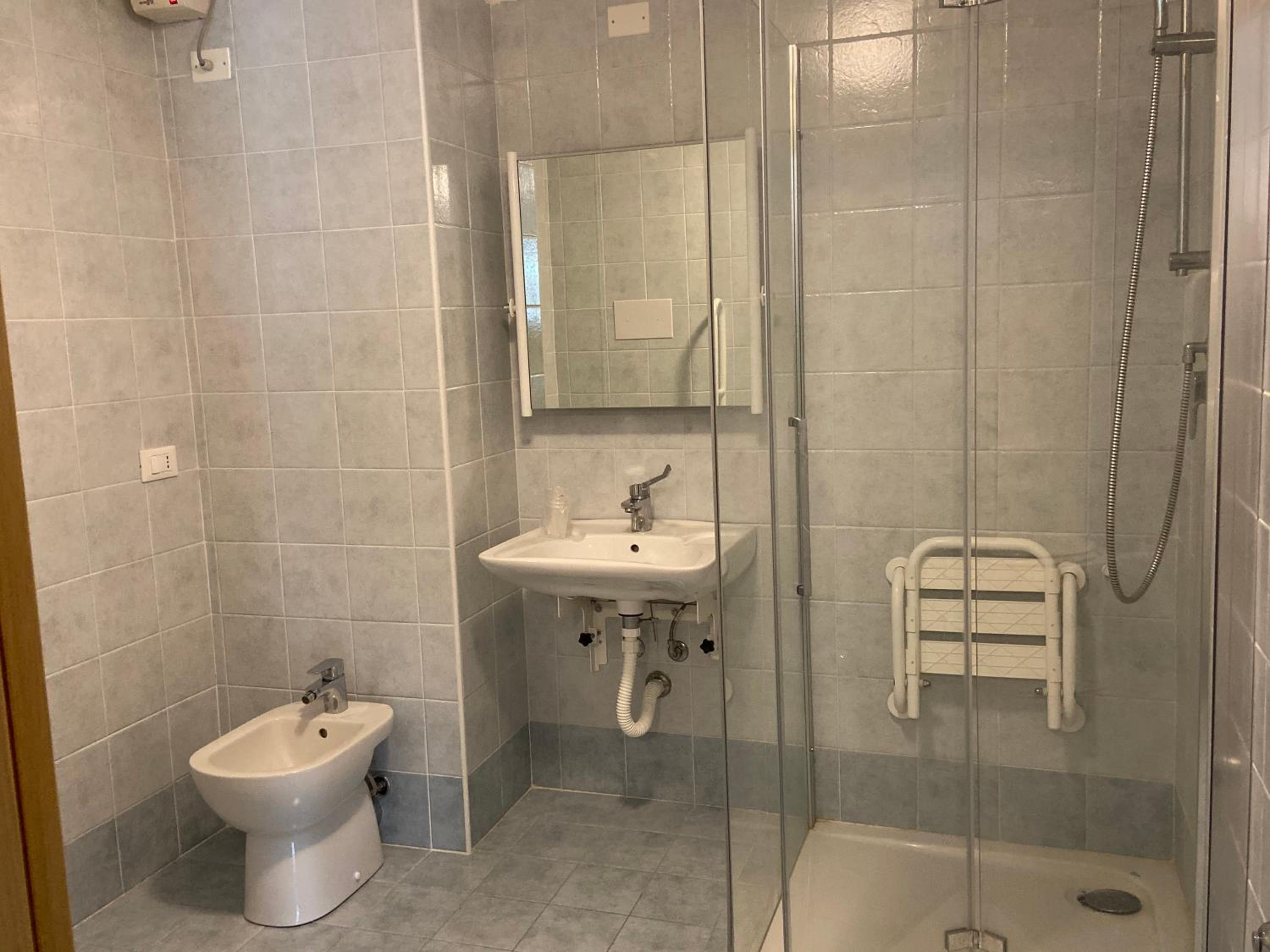 Quadruple Room - Disability Access - Photo 4