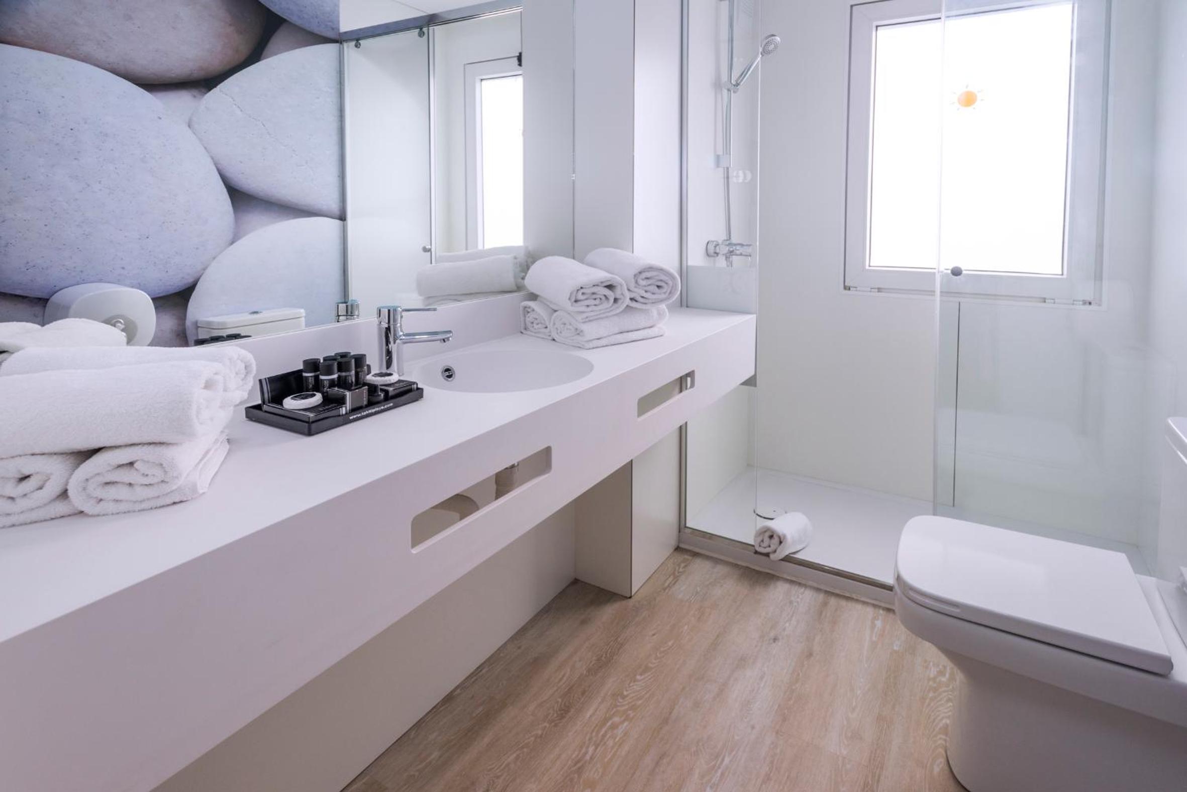 Suite with Balcony - Photo 2