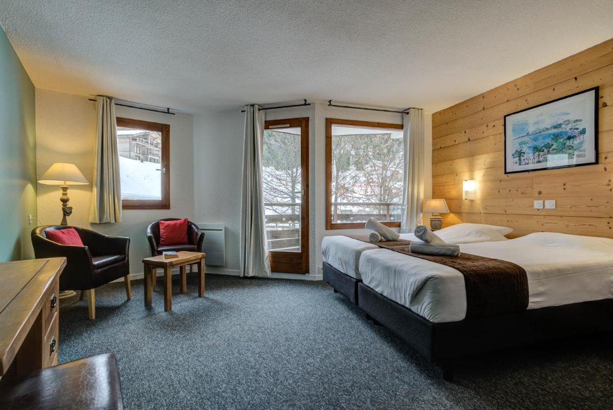 Twin Room with Balcony - Photo 10