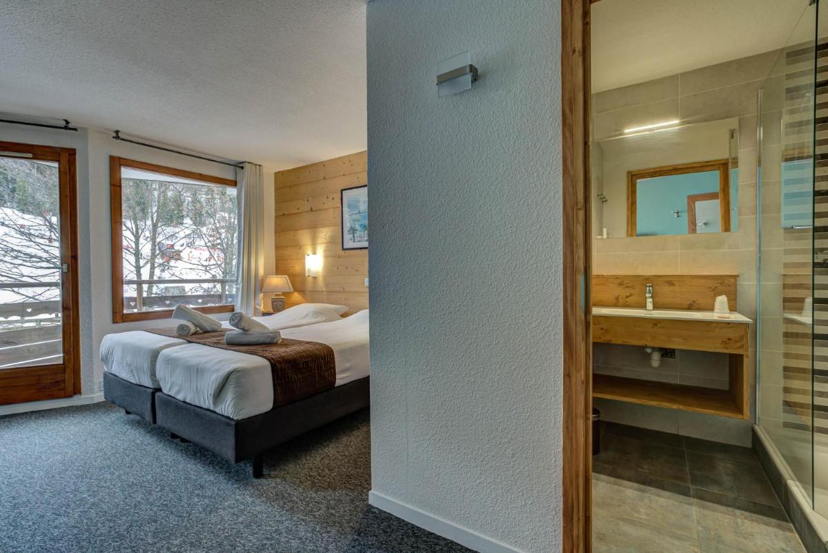 Twin Room with Balcony - Photo 18