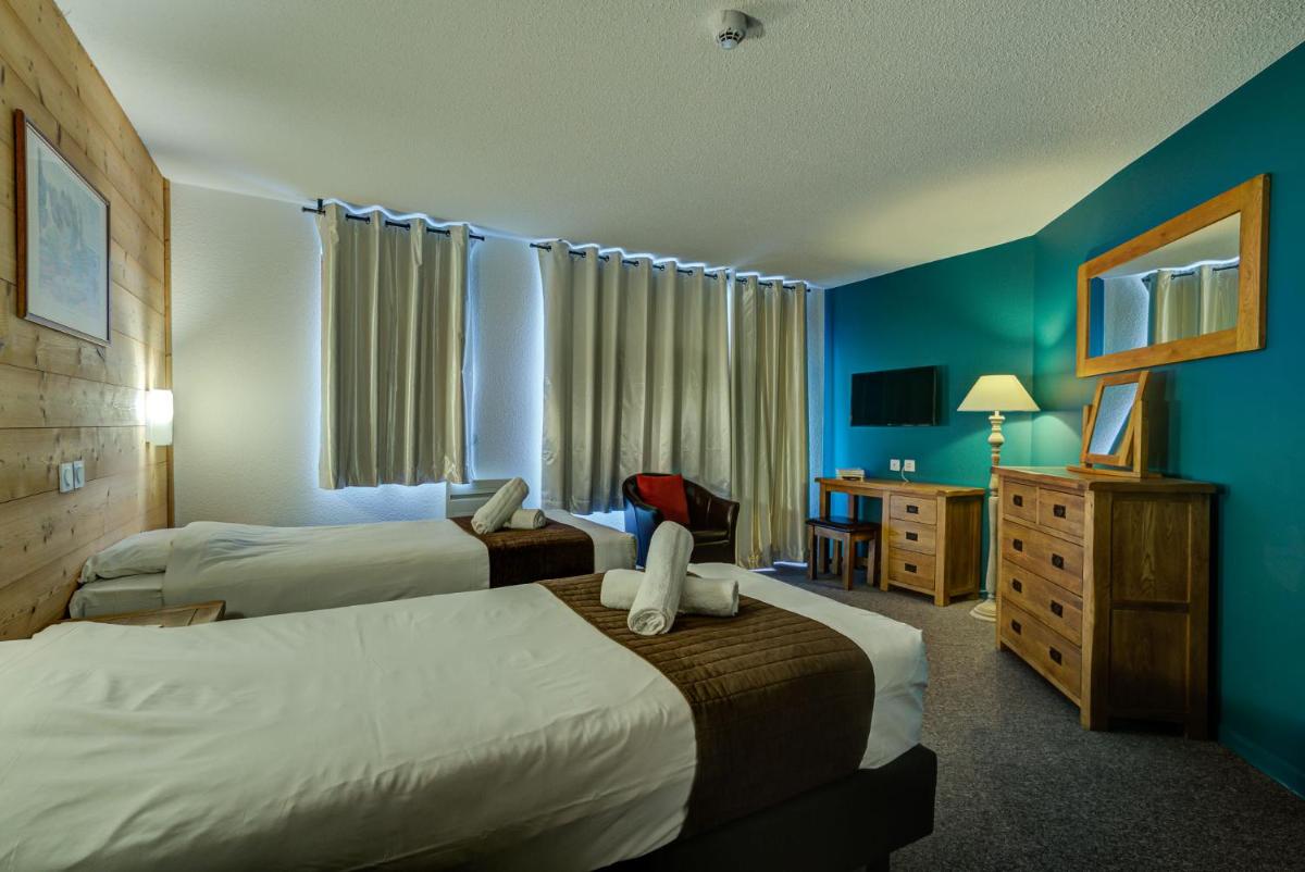 Twin Room with Balcony - Photo 14