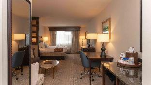 King Room with Sofa Bed and Jetted Tub - Non-Smoking - Photo 13