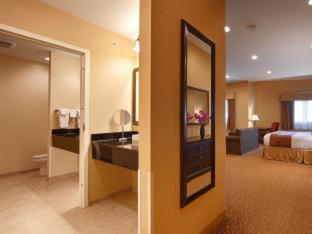 King Room with Sofa Bed and Jetted Tub - Non-Smoking - Photo 16