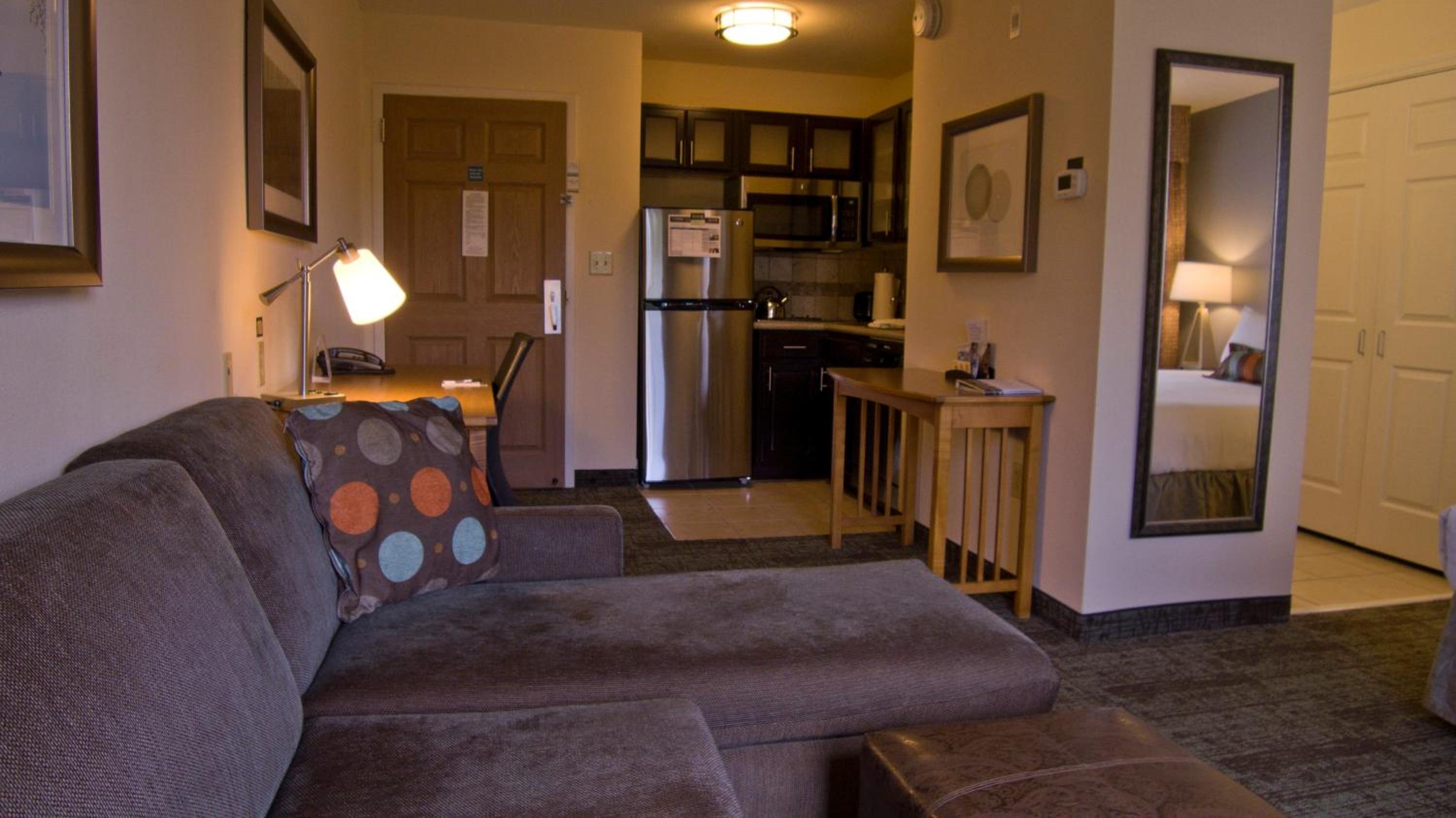 Queen Studio Suite - Photo 3