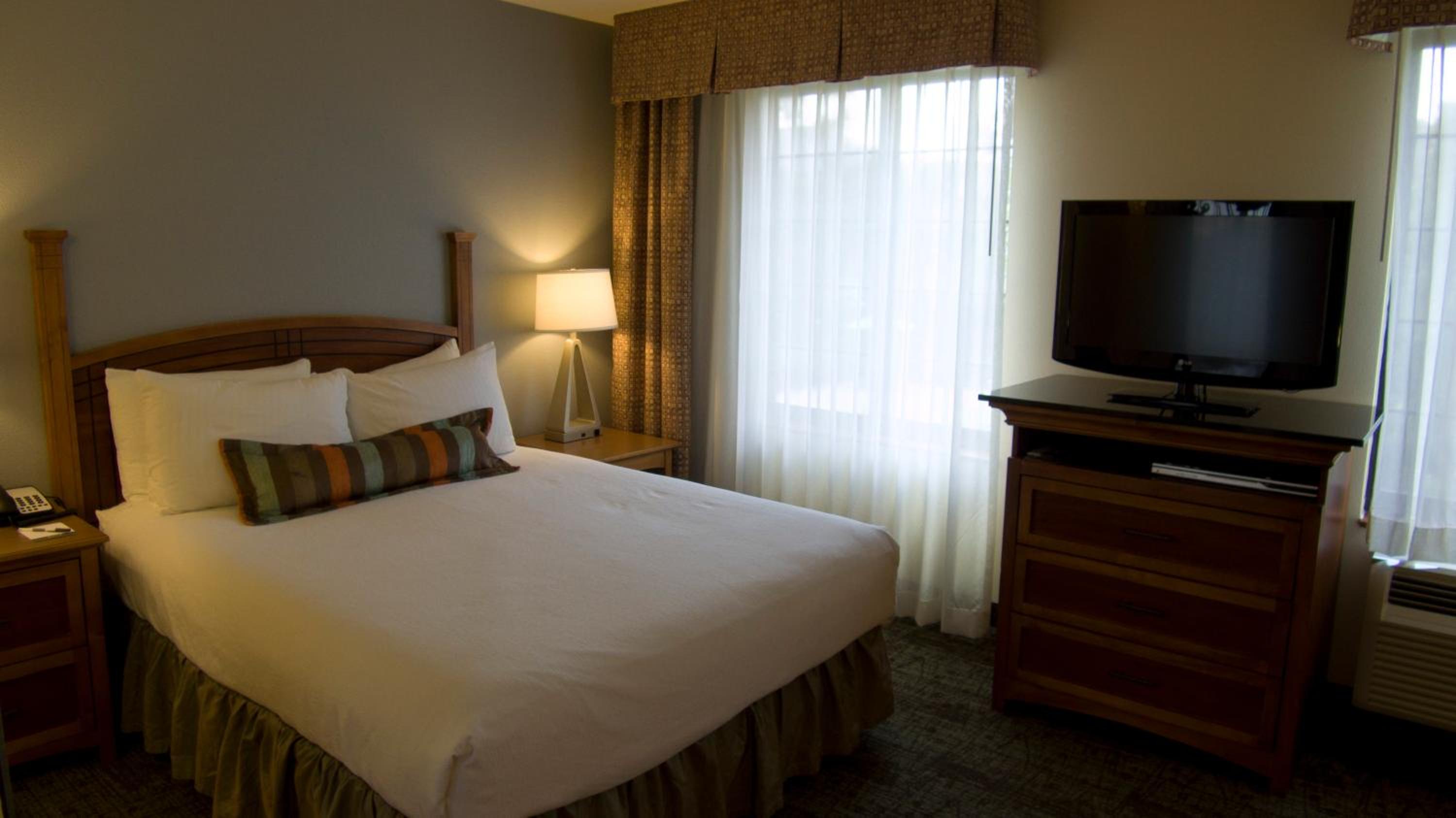 Queen Studio Suite - Photo 4