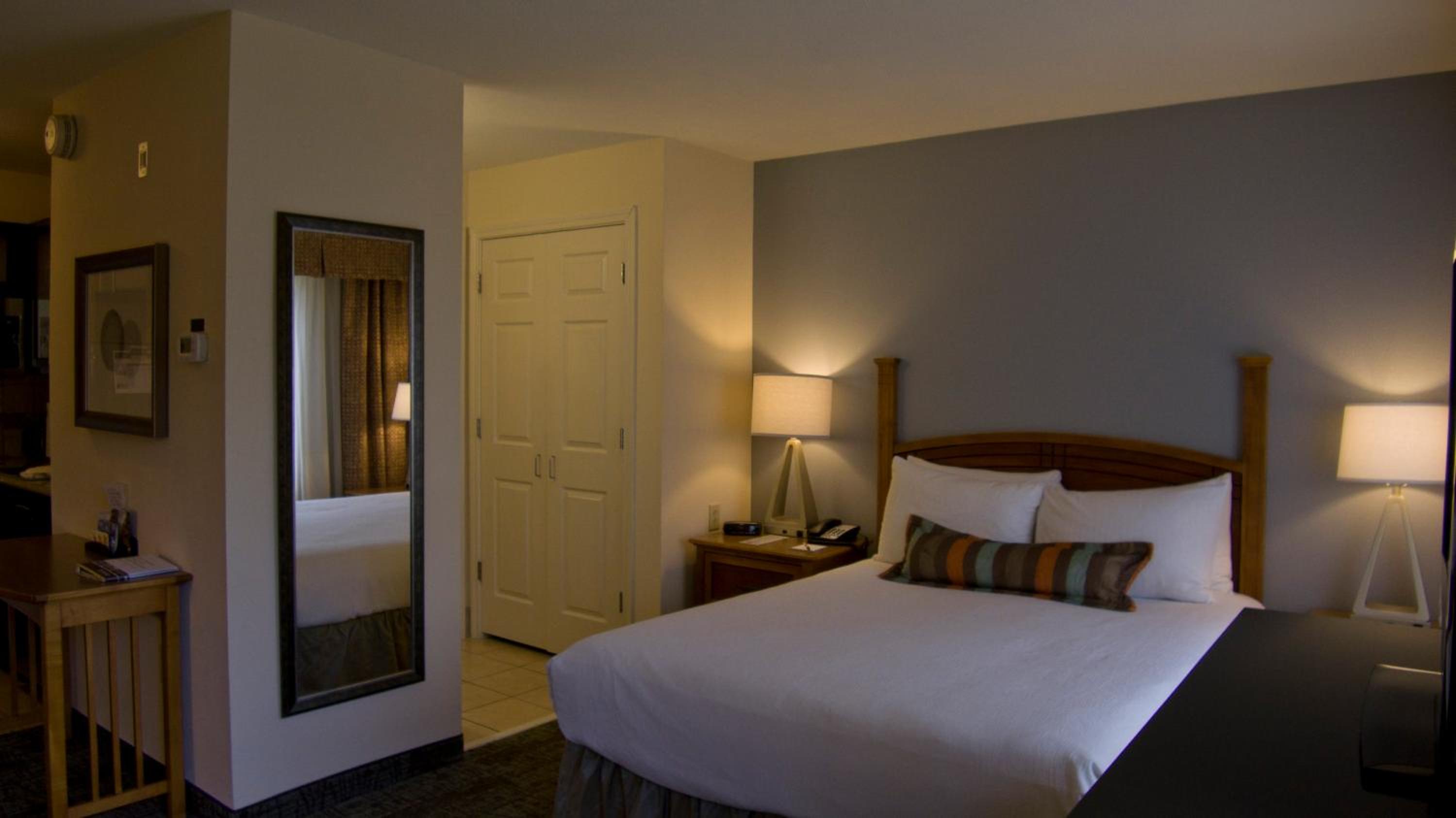 Queen Studio Suite - Photo 6