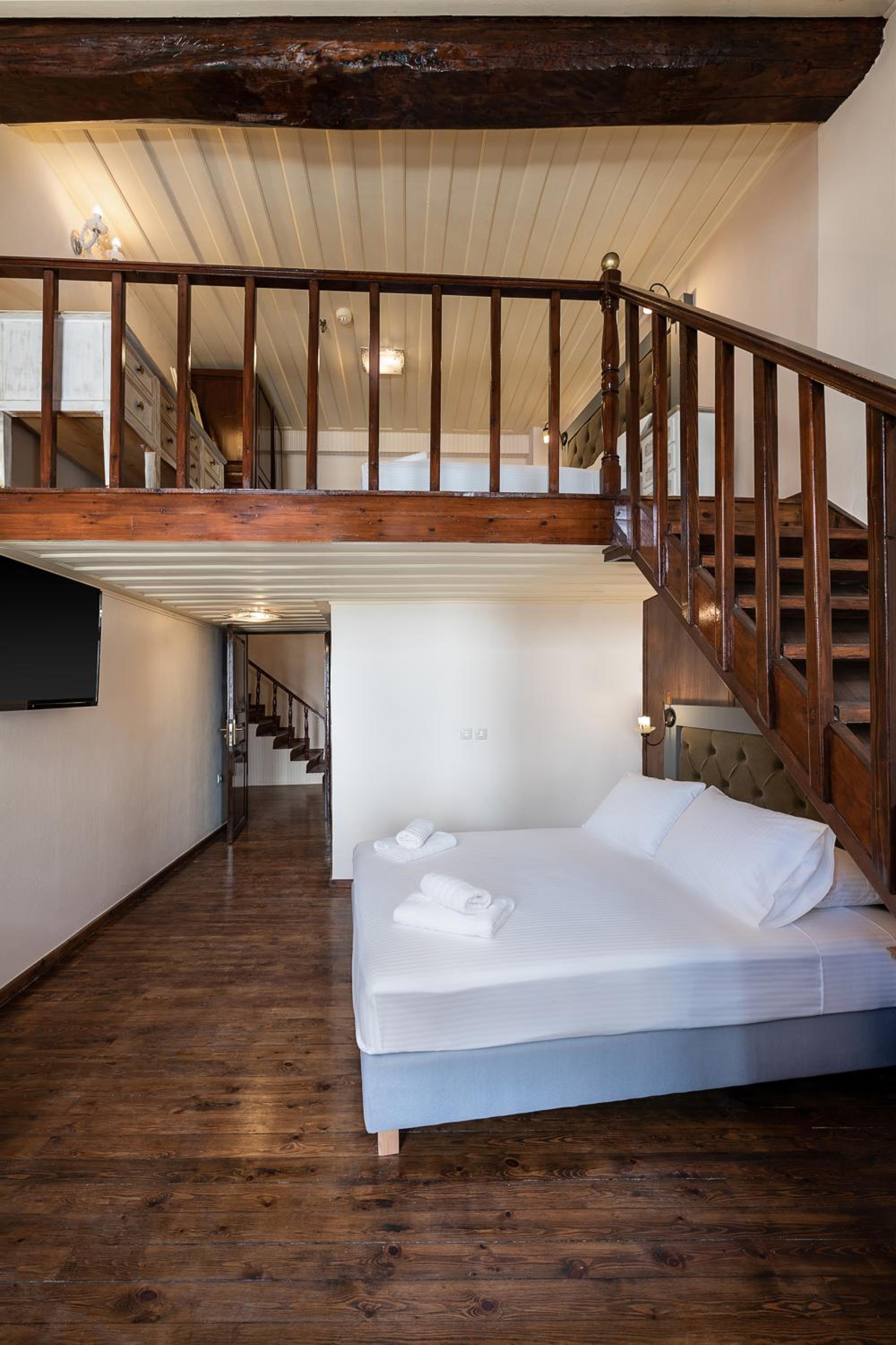 Family Suite with Balcony - Photo 9