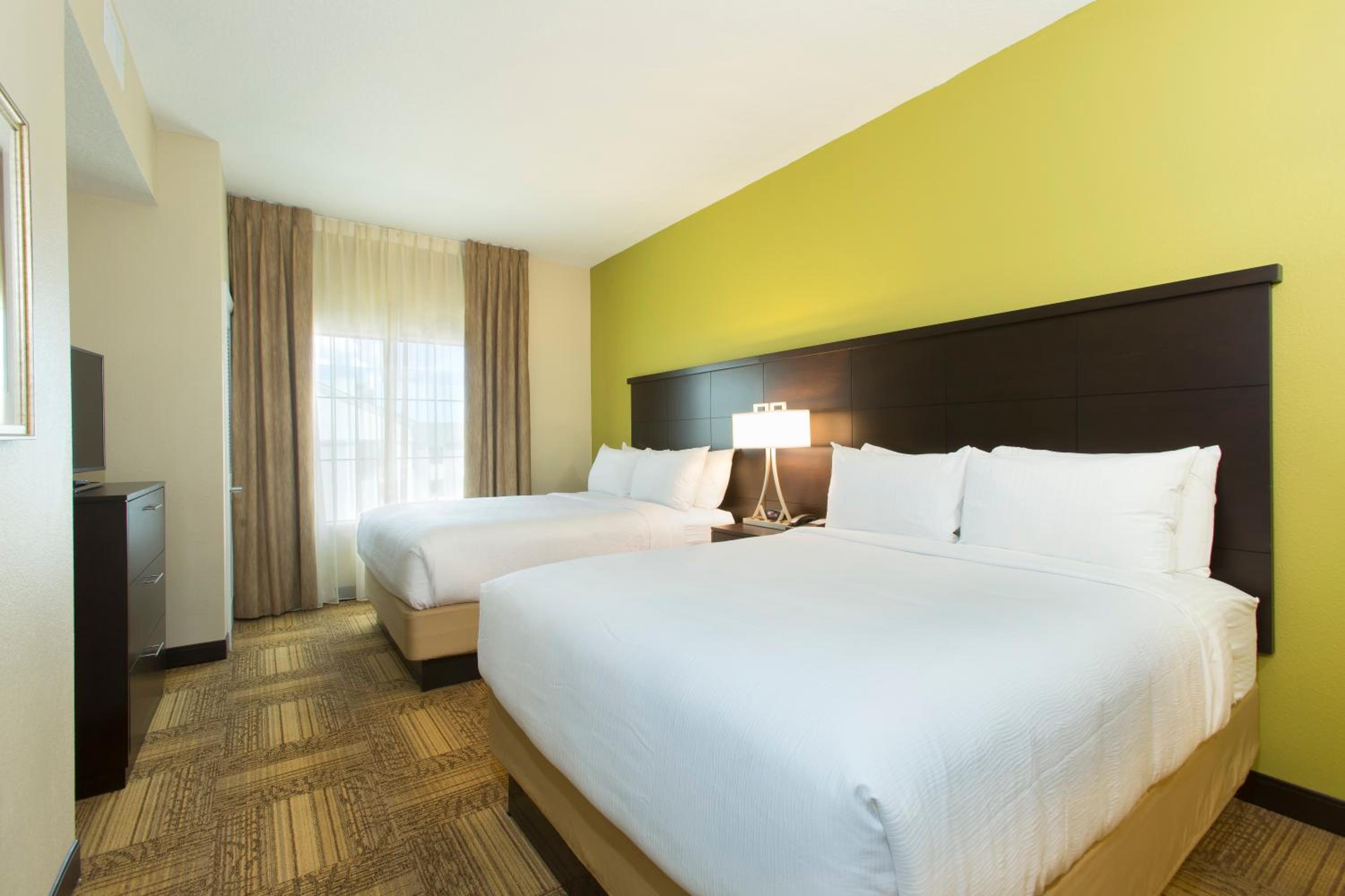 One-Bedroom Queen Suite