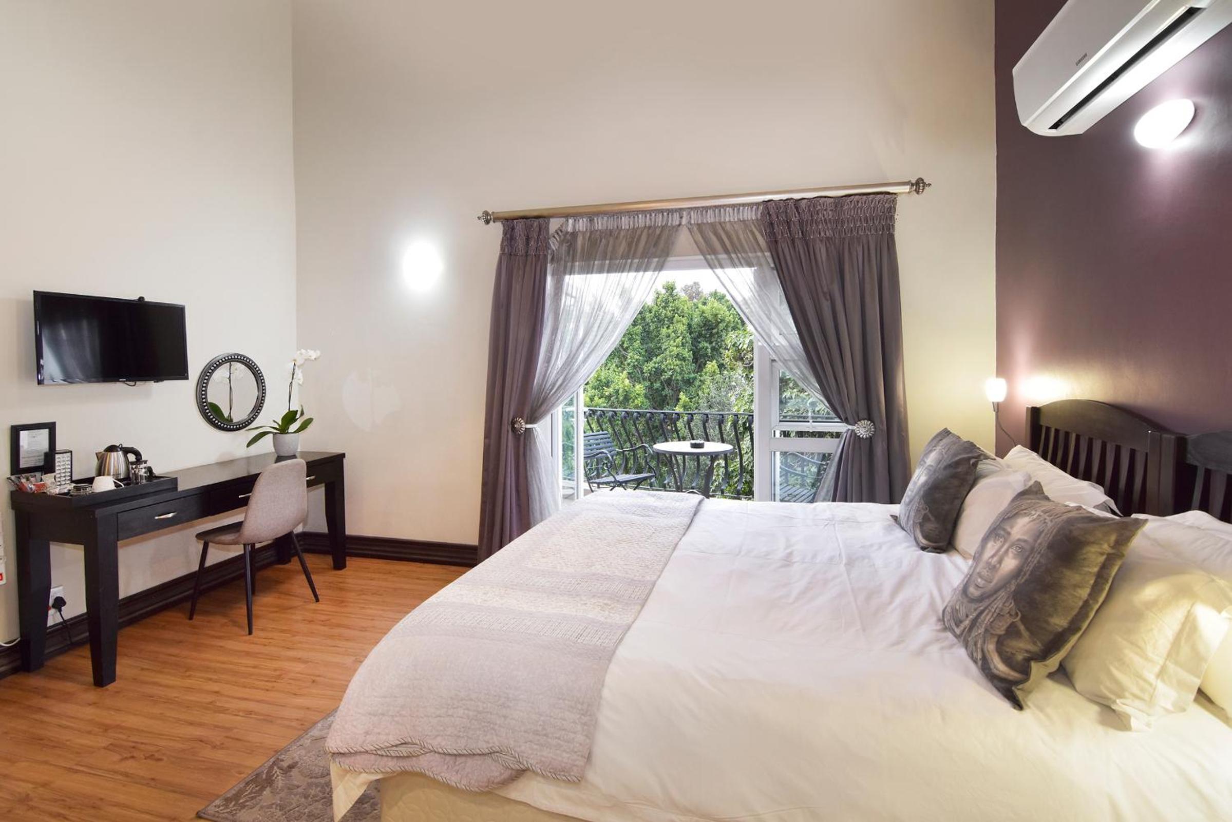 African Element - King Room with Balcony photo 1