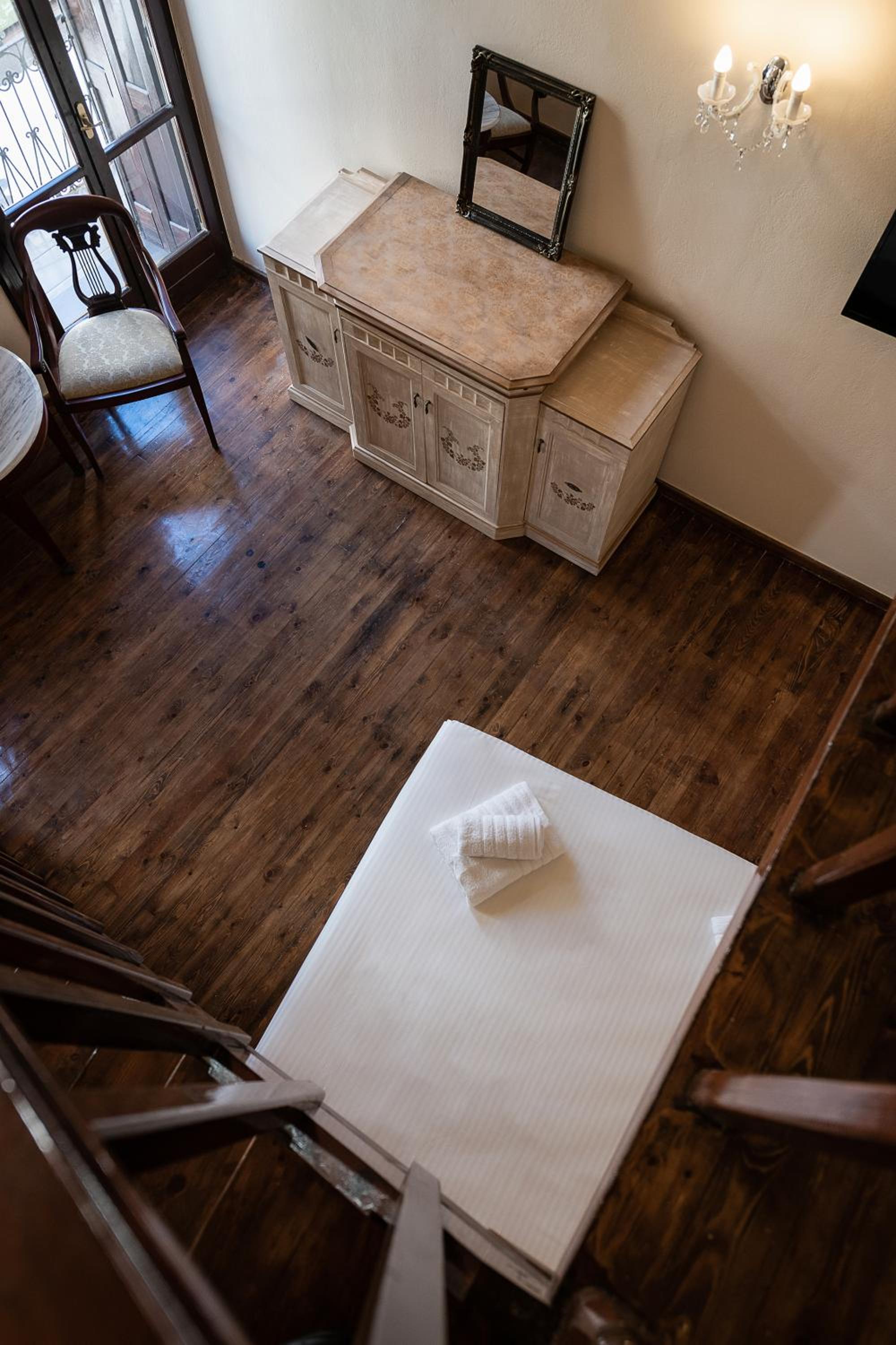 Family Suite with Balcony - Photo 14
