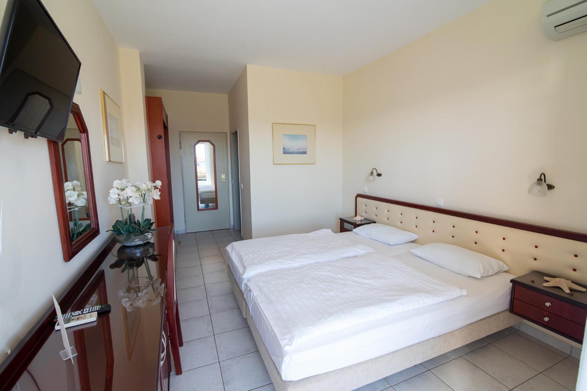Double Room - Photo 17