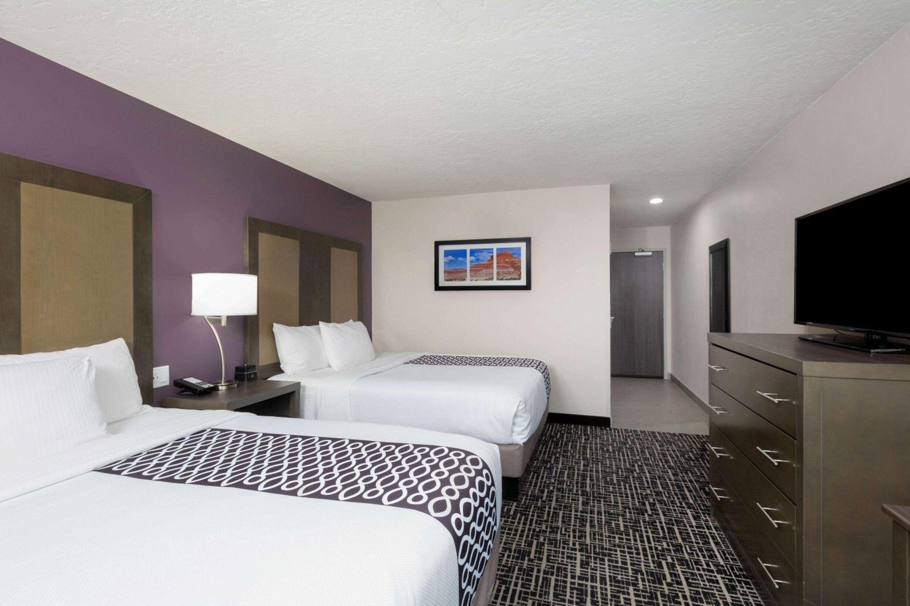 Queen Room with Two Queen Beds photo 3