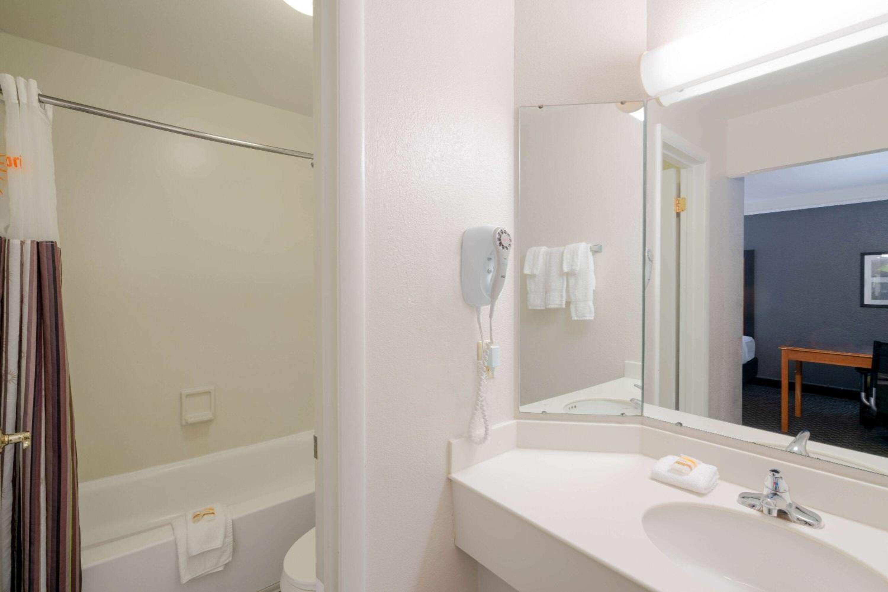 Double Room With Two Double Beds - Non-Smoking - Photo 9