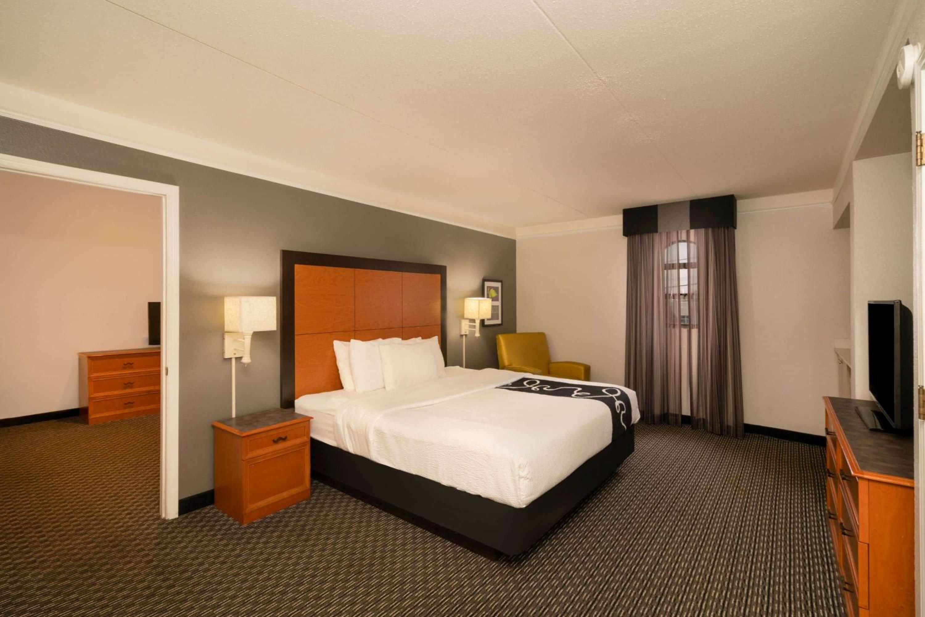 One-Bedroom King Suite - Non-Smoking - Photo 3