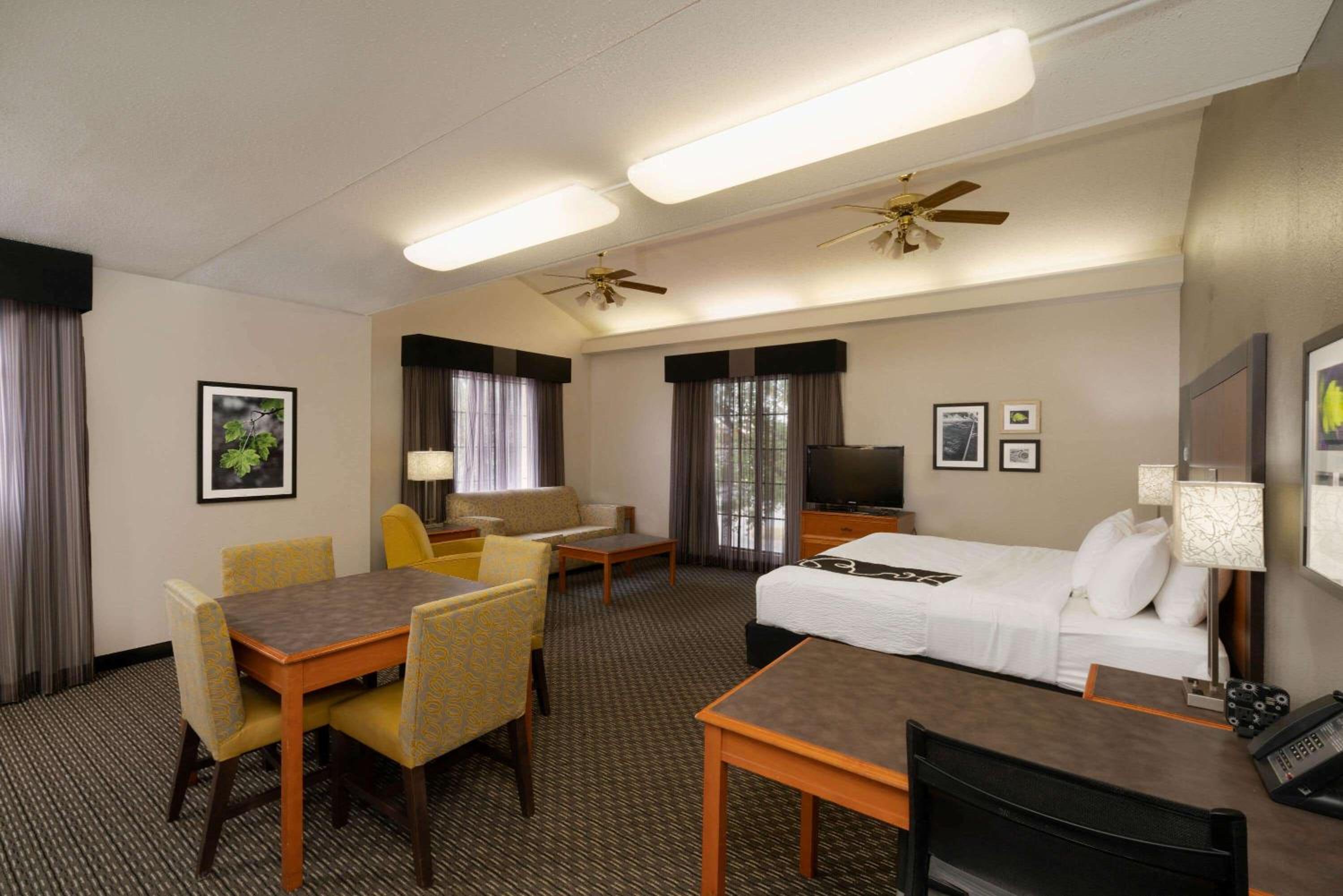 King Studio Suite - Non-Smoking - Photo 3