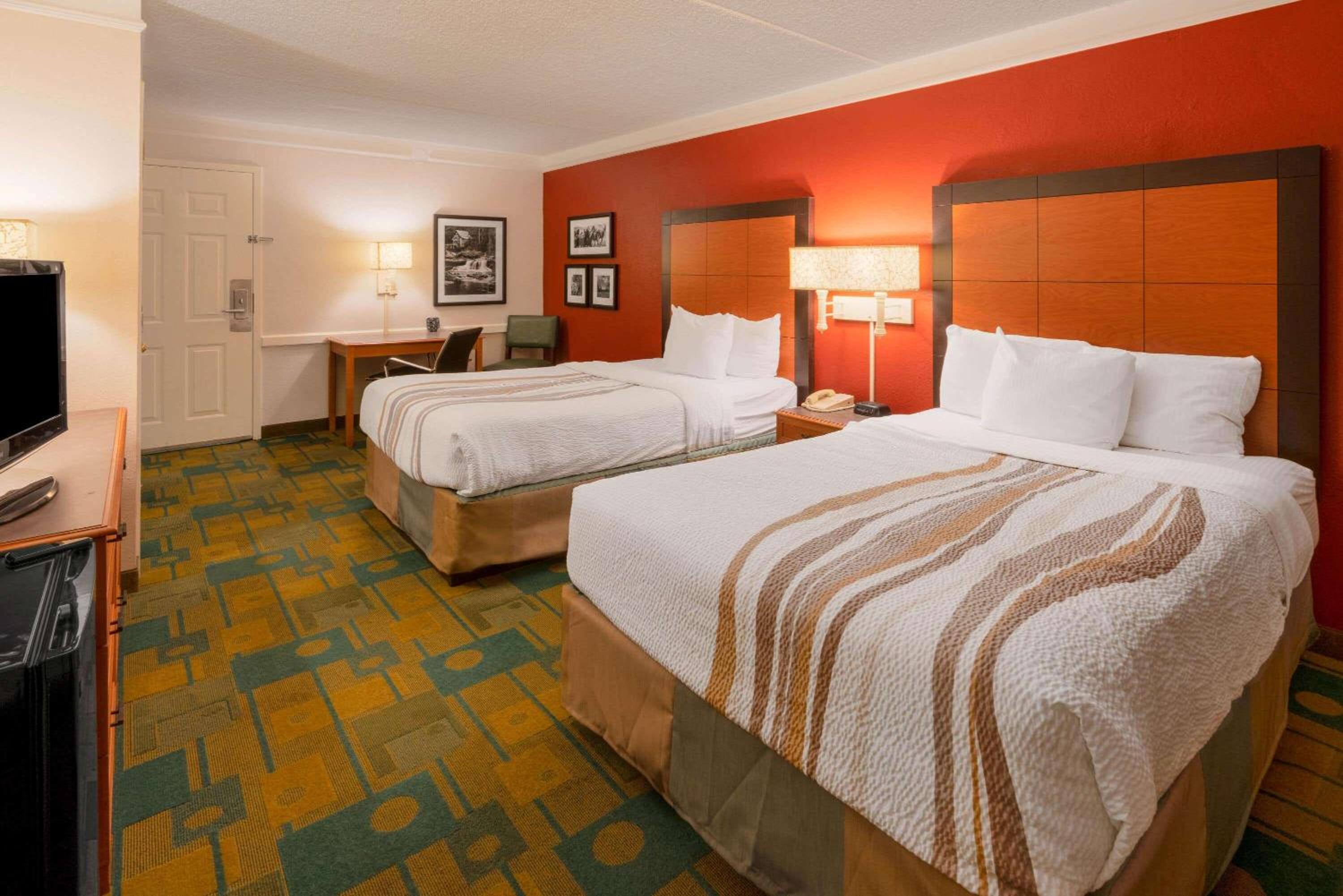 Premium Double Room with Two Double Beds - Non-Smoking - Photo 2