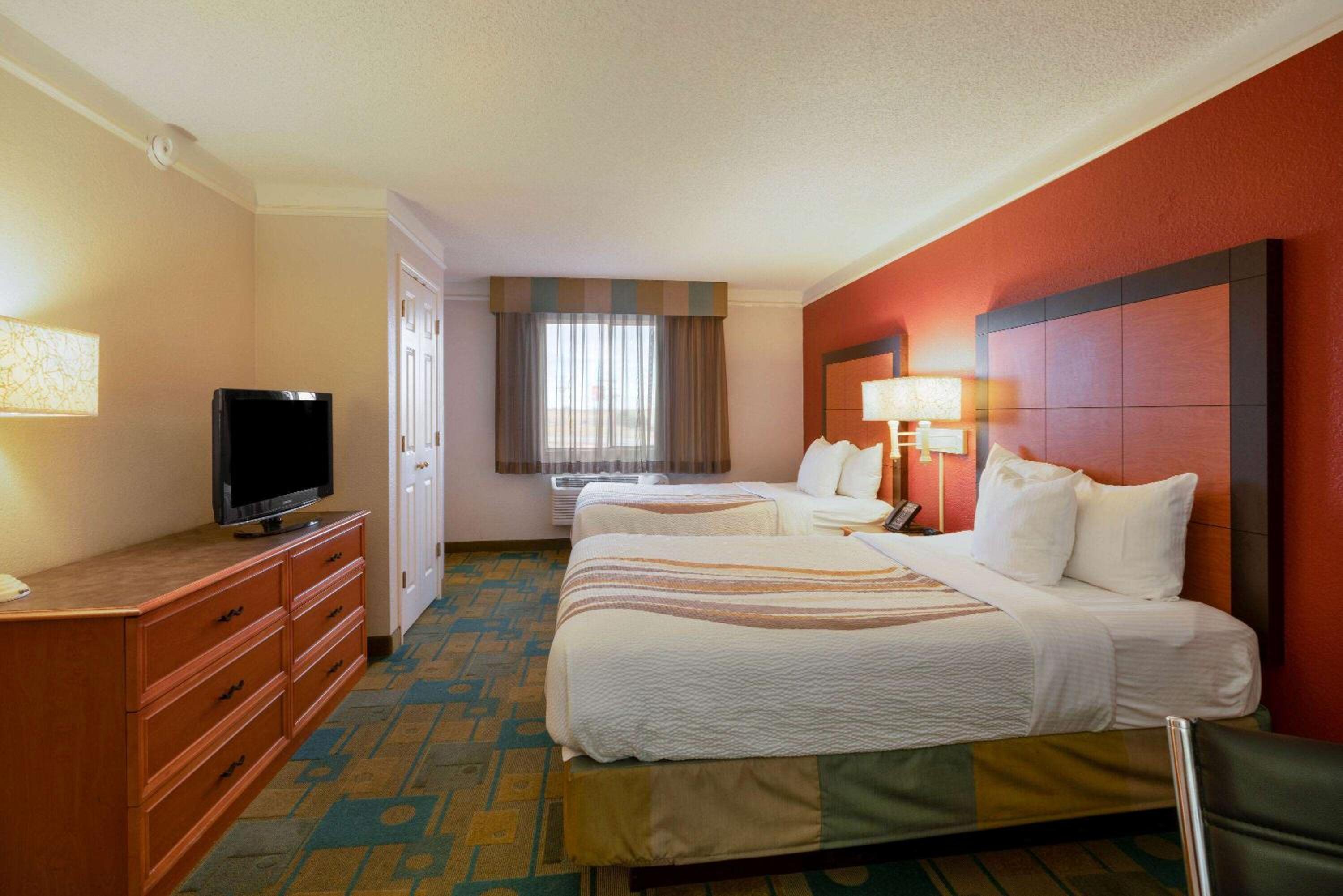 Double Room with Two Double Beds - Photo 2
