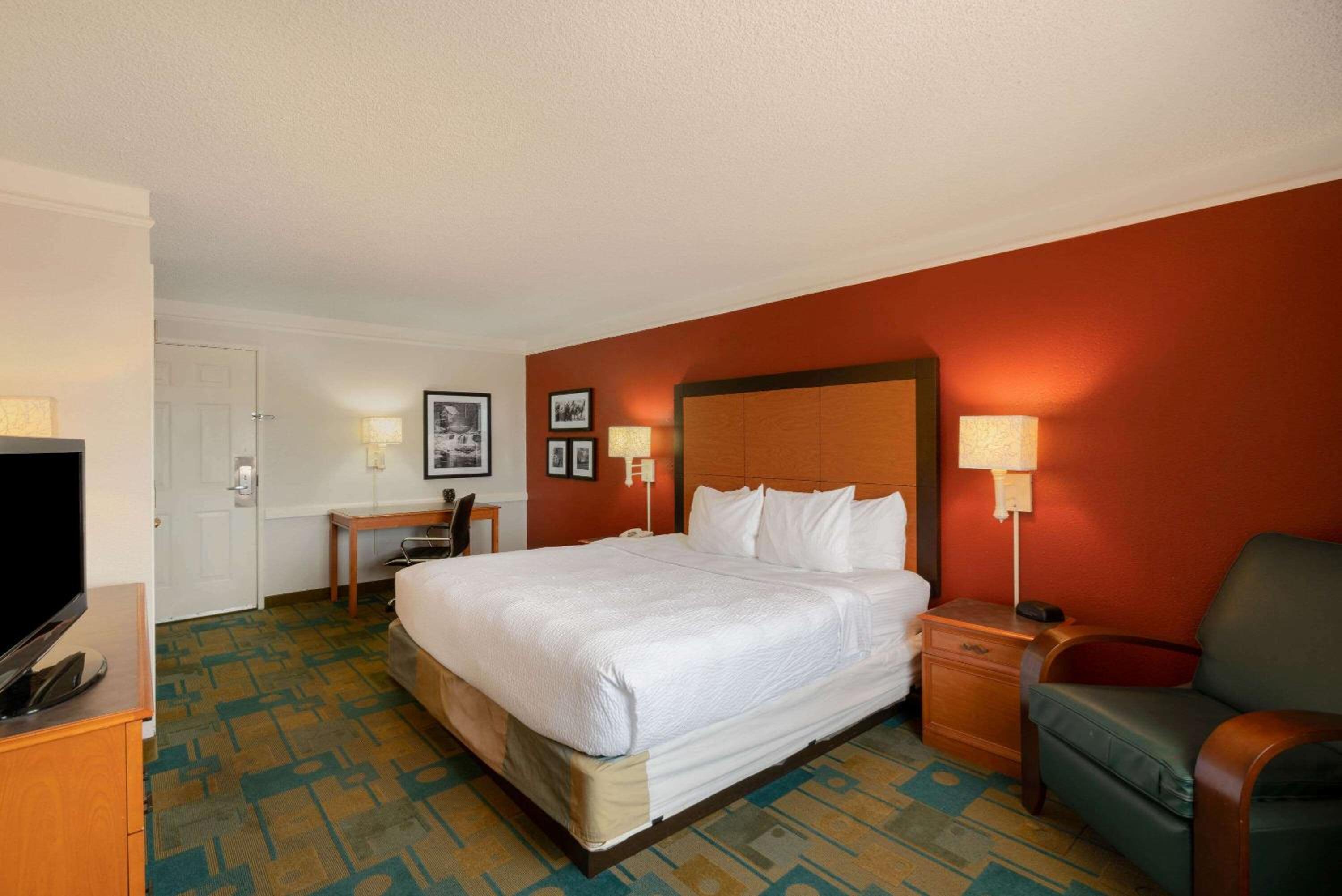 King Room with Bath Tub - Mobility Accessible/Non-Smoking - Photo 2