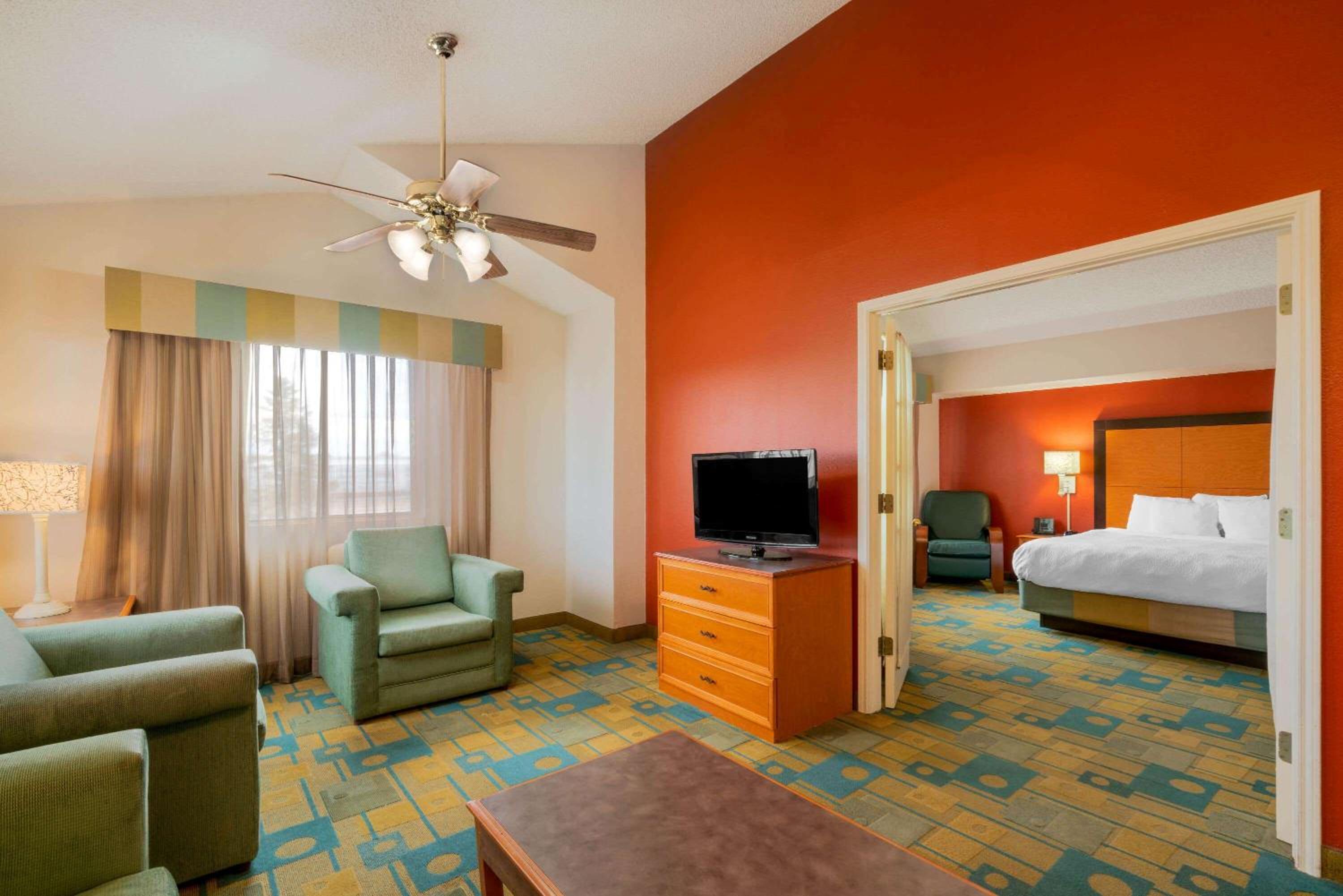 One-Bedroom King Suite - Non-Smoking - Photo 2
