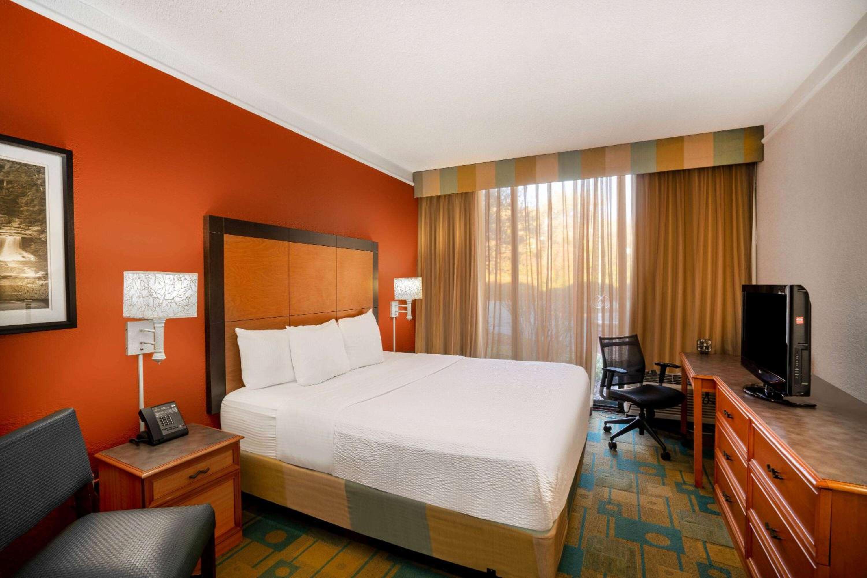 Deluxe King Room photo 3