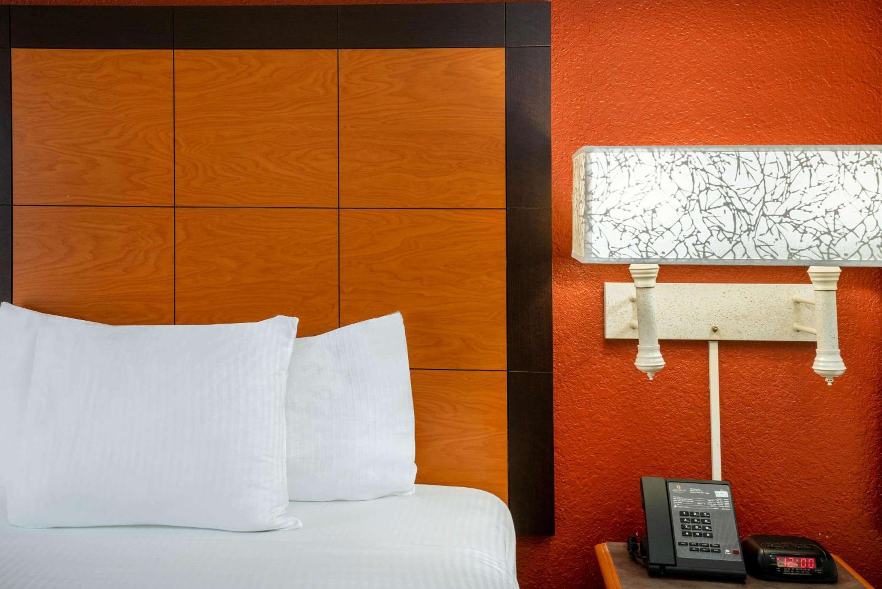 Deluxe Queen Room with Two Queen Beds photo 3