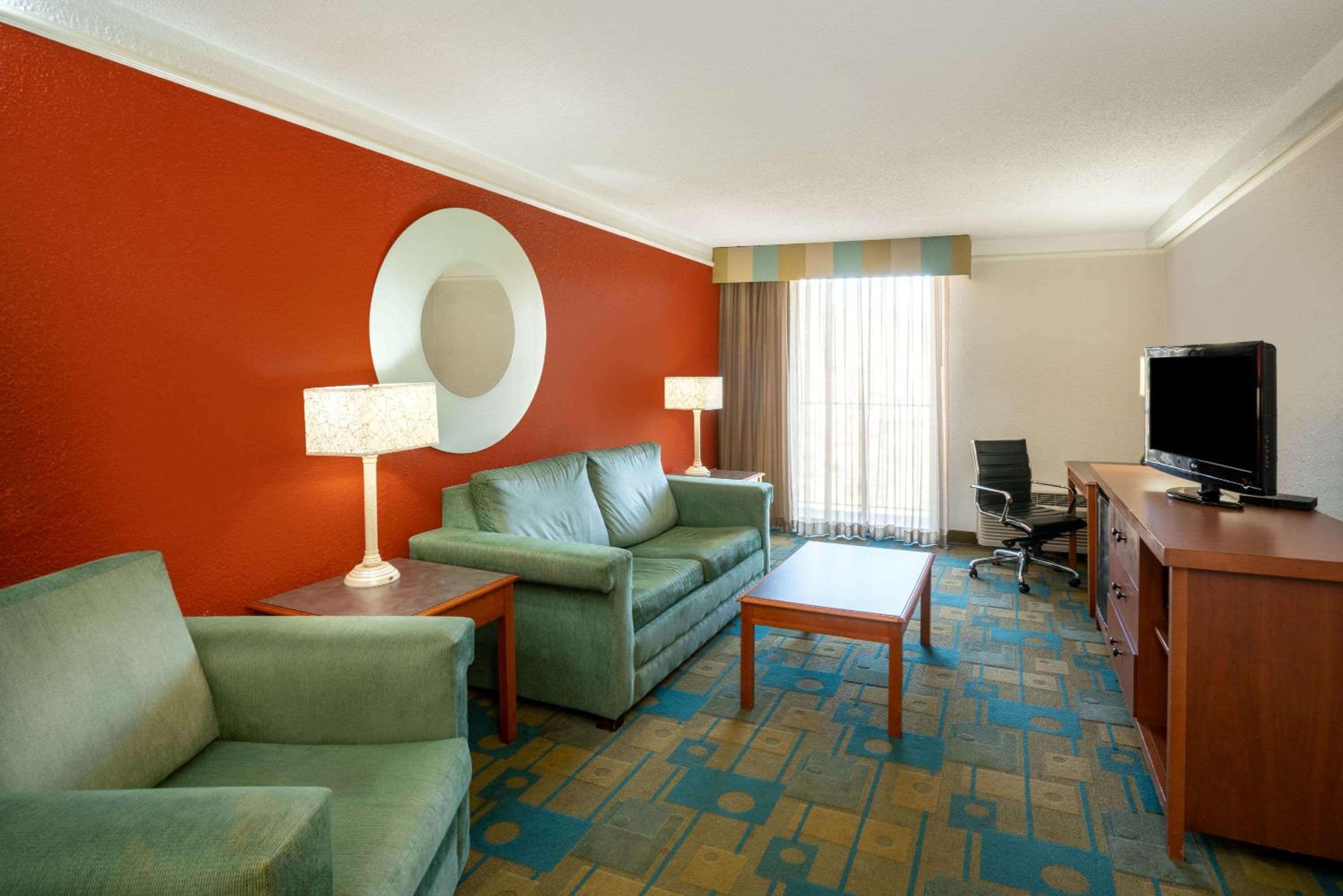 One-Bedroom Suite with Two Double Beds - Non-Smoking photo 2