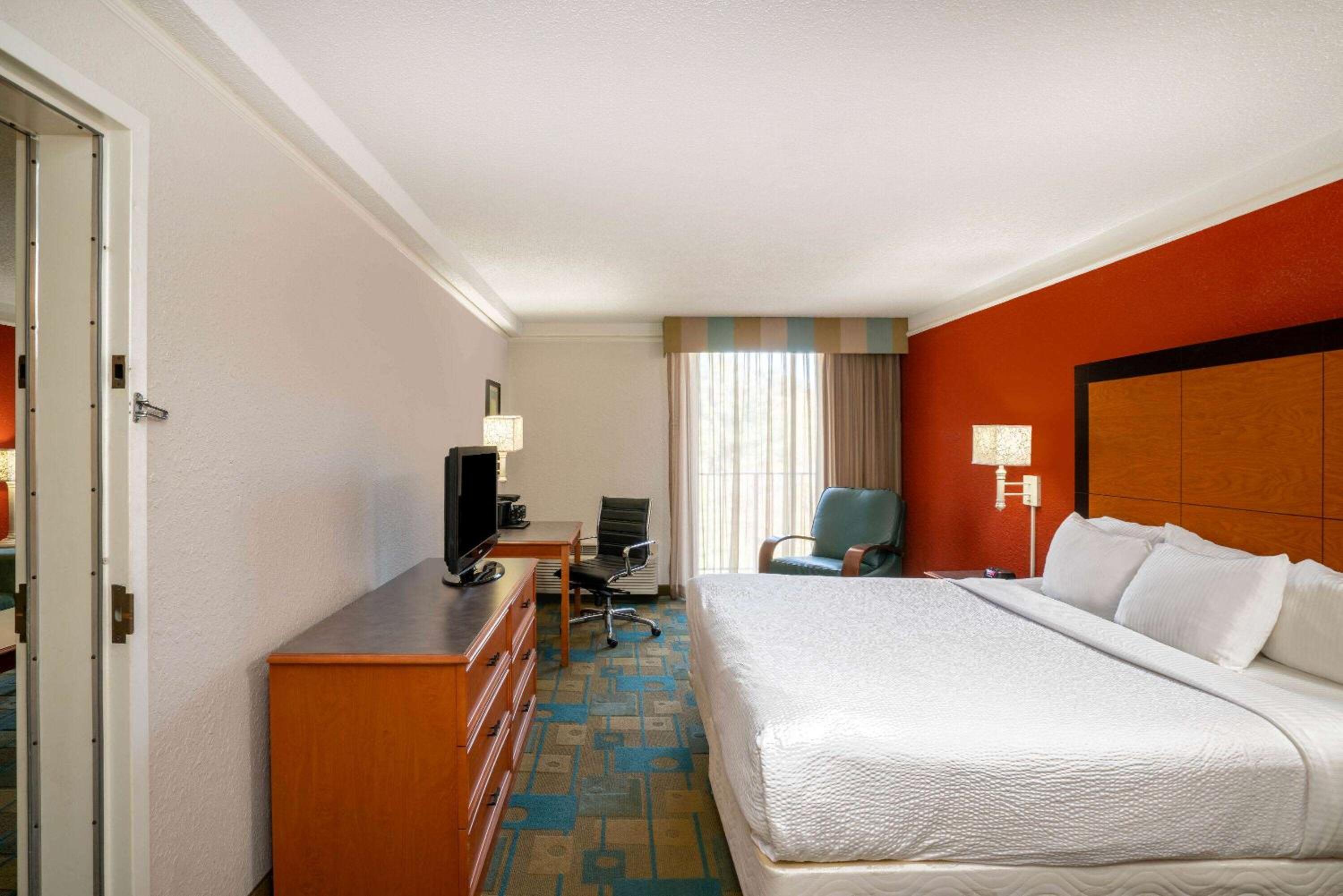 One-Bedroom King Suite - Non-Smoking photo 3