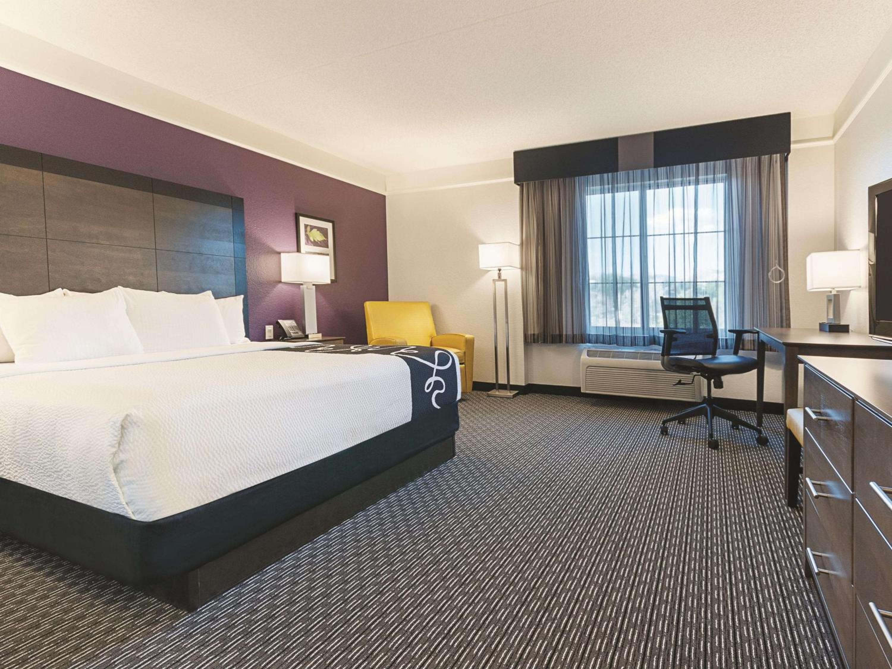 King Room with Bath Tub - Mobility Accessible/Non-Smoking - Photo 3