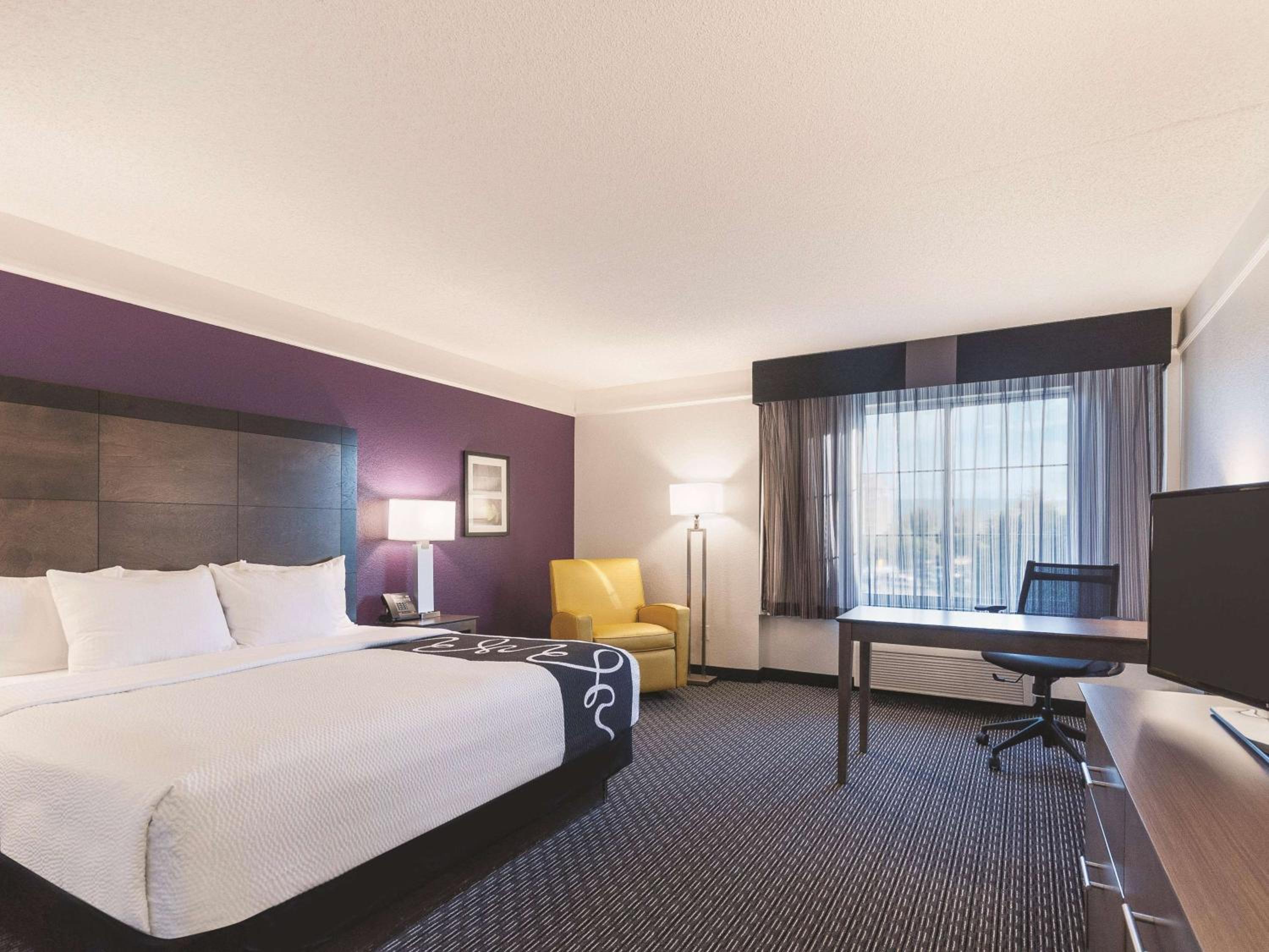 Deluxe King Room - Photo 2