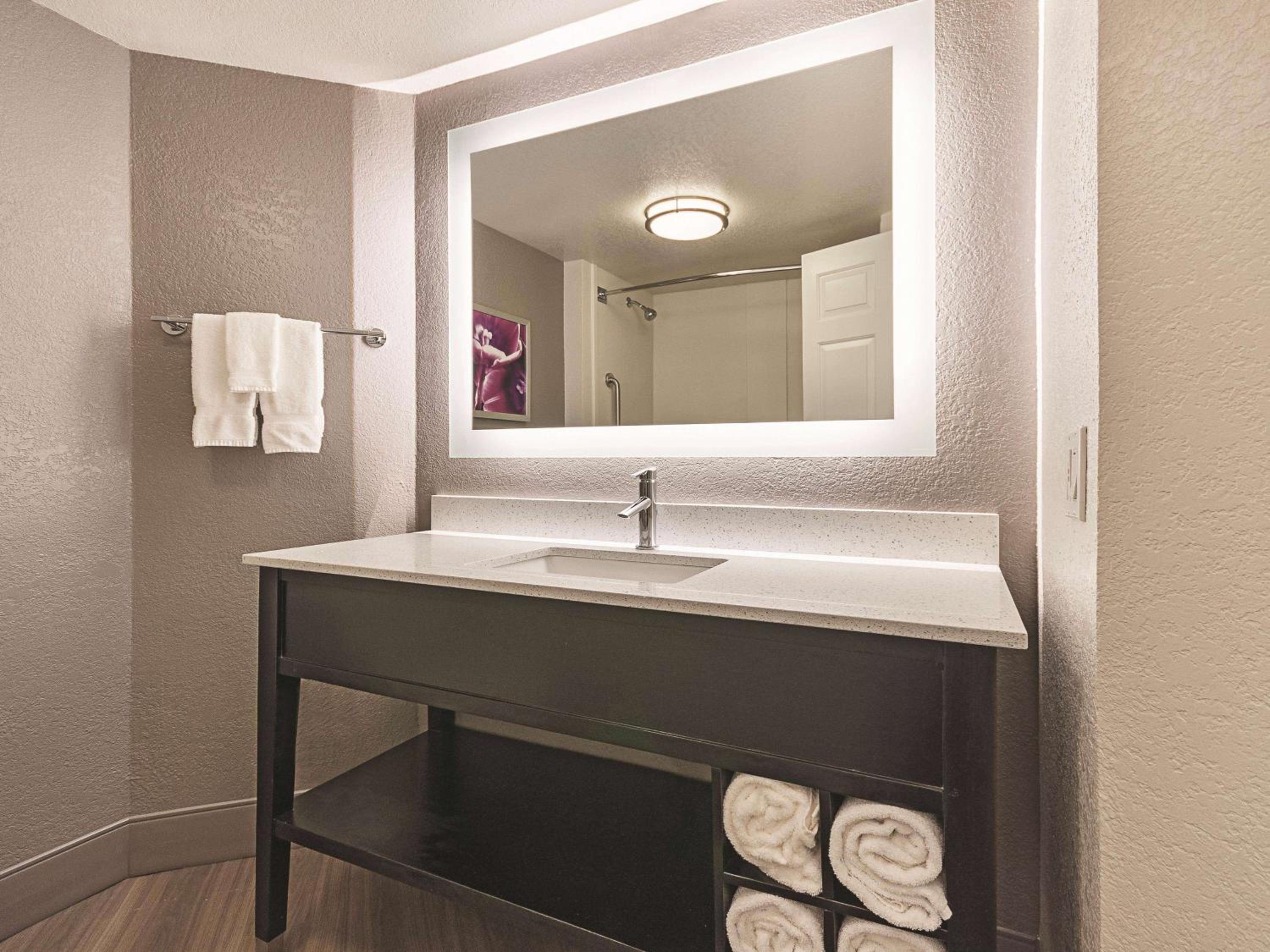 Deluxe Double Room with Two Double Beds - Photo 4