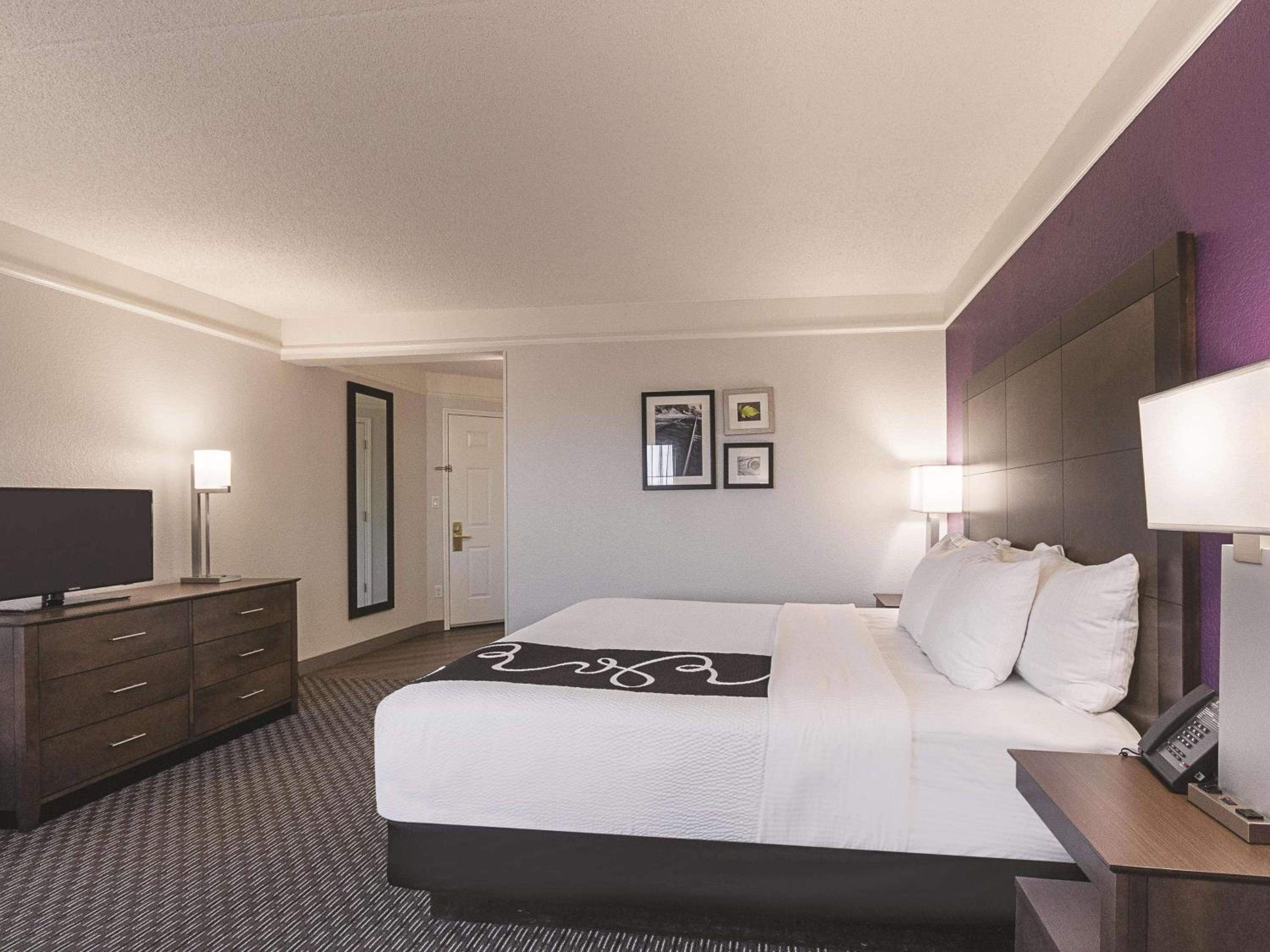 Deluxe King Room - Photo 3