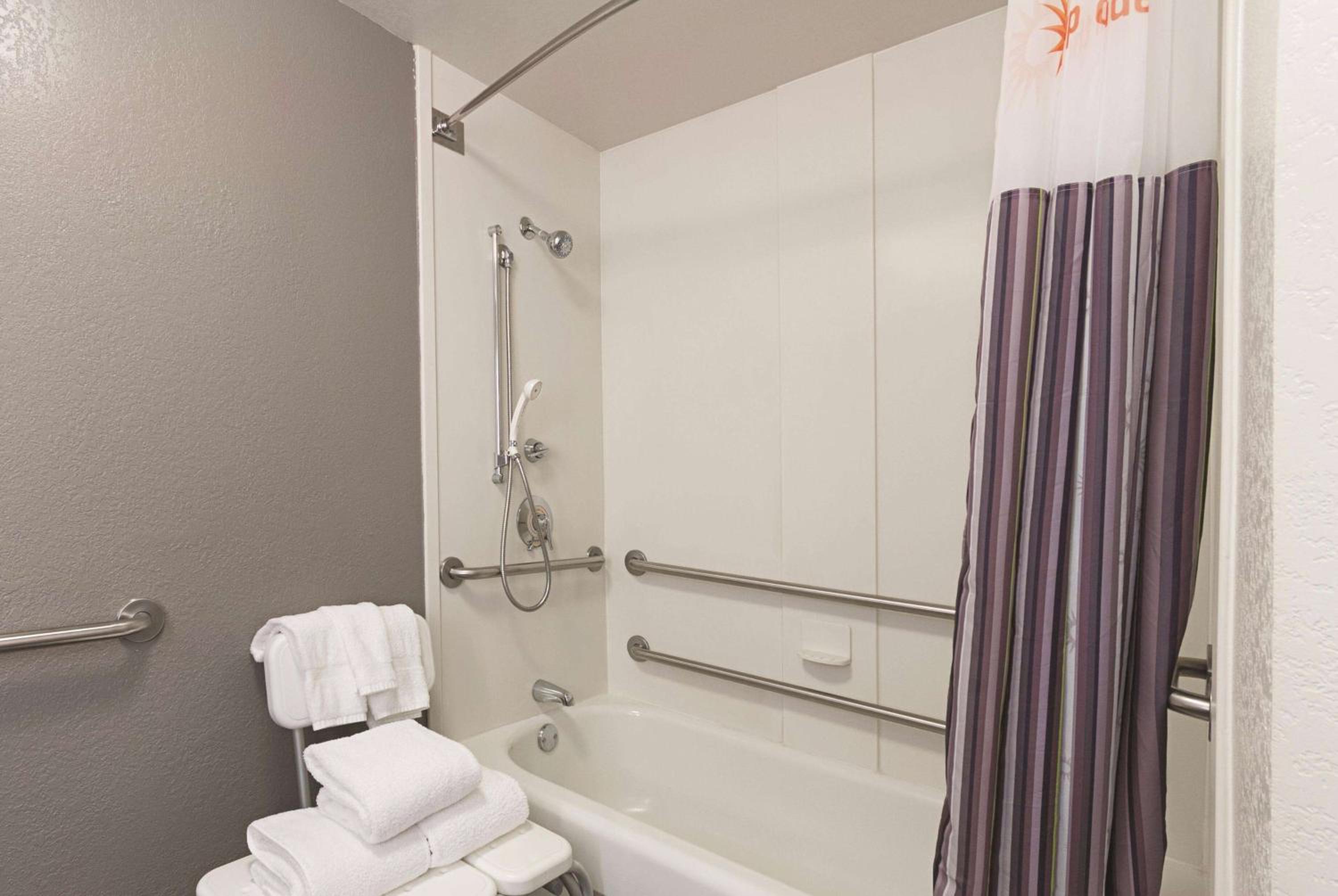 King Room with Bath Tub - Mobility Accessible/Non-Smoking - Photo 4