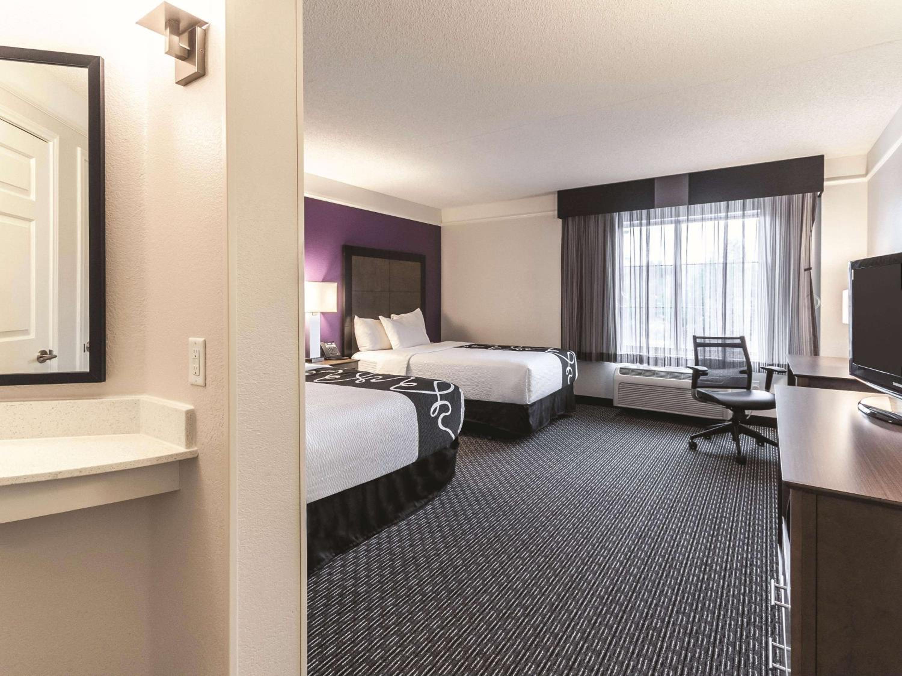 Double Room with Two Double Beds and Bath Tub - Mobility Accessible/Non-Smoking photo 3