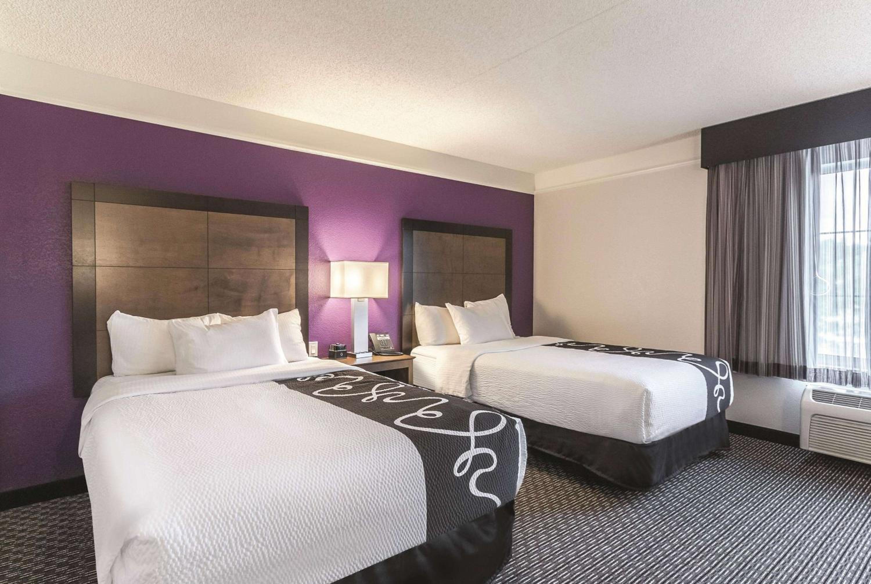Double Room with Two Double Beds and Bath Tub - Mobility Accessible/Non-Smoking photo 1