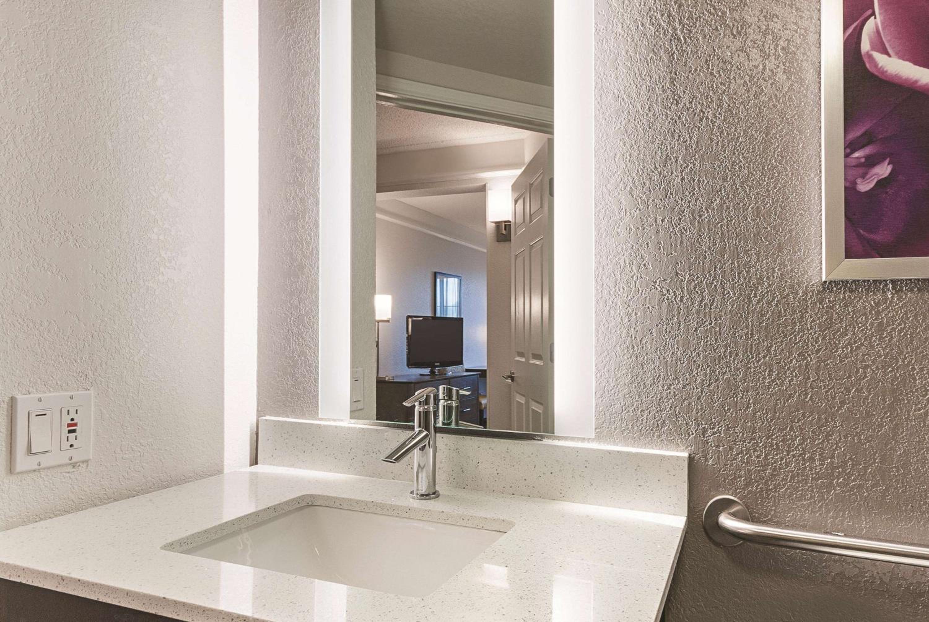 King Room with Bath Tub - Mobility Accessible/Non-Smoking - Photo 2