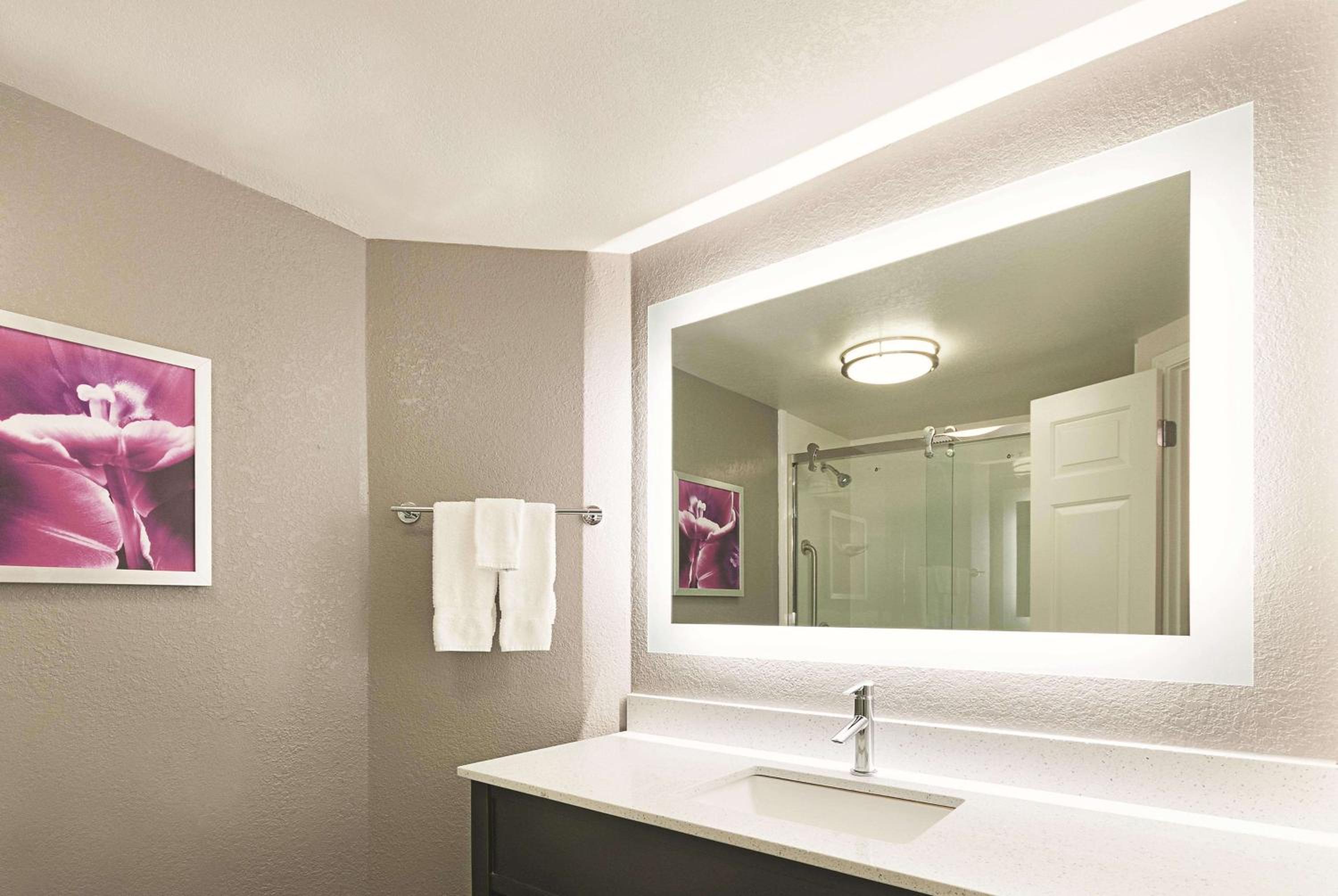 One-Bedroom King Suite - Non-Smoking - Photo 2