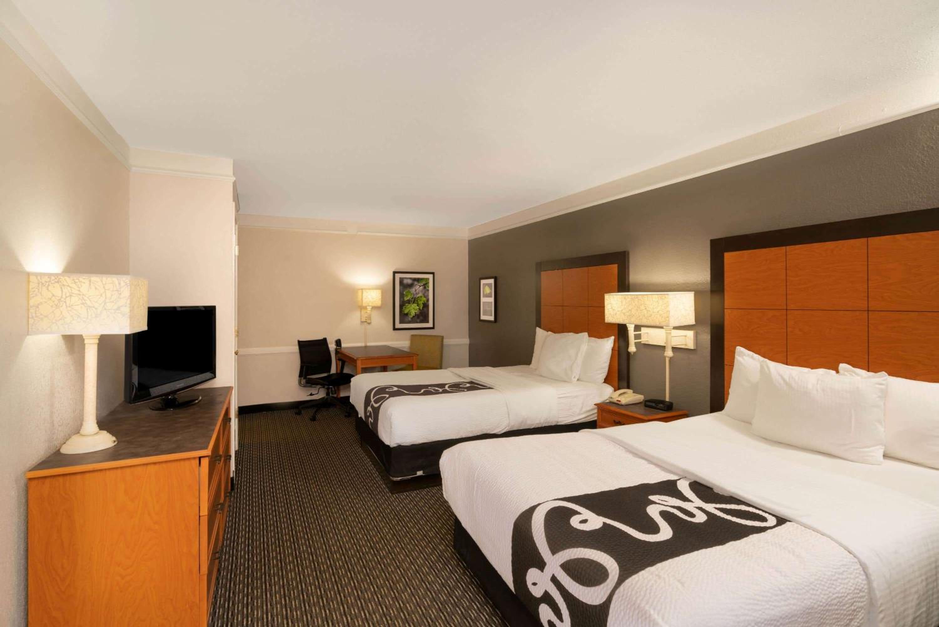 Double Room With Two Double Beds - Non-Smoking - Photo 2