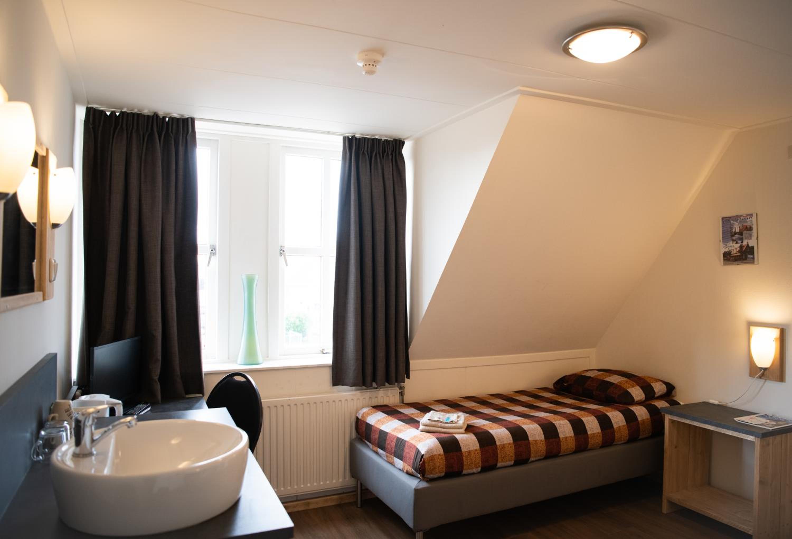 Twin Room with Shared Bathroom photo 2