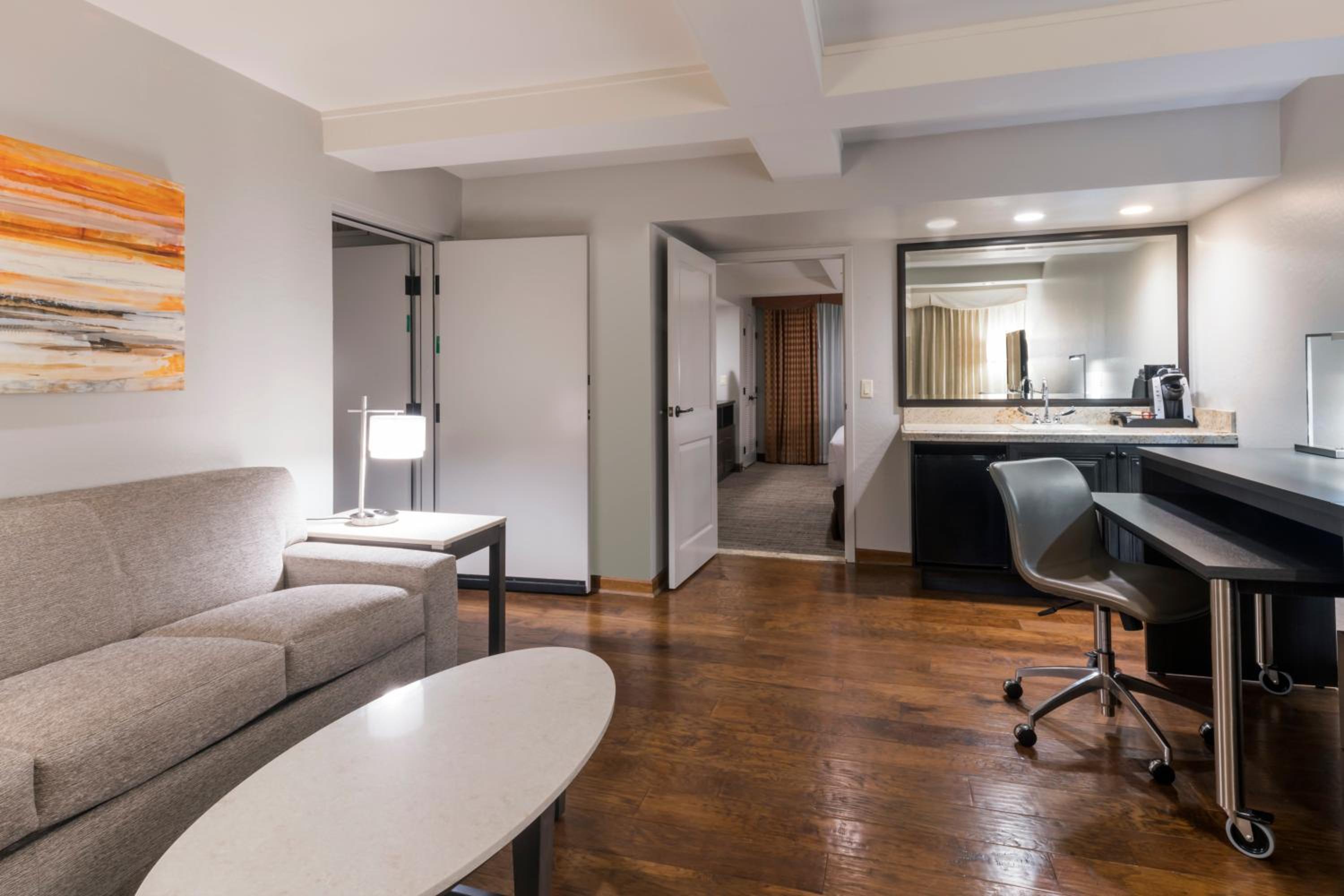 Location Suite - Non-Smoking photo 3