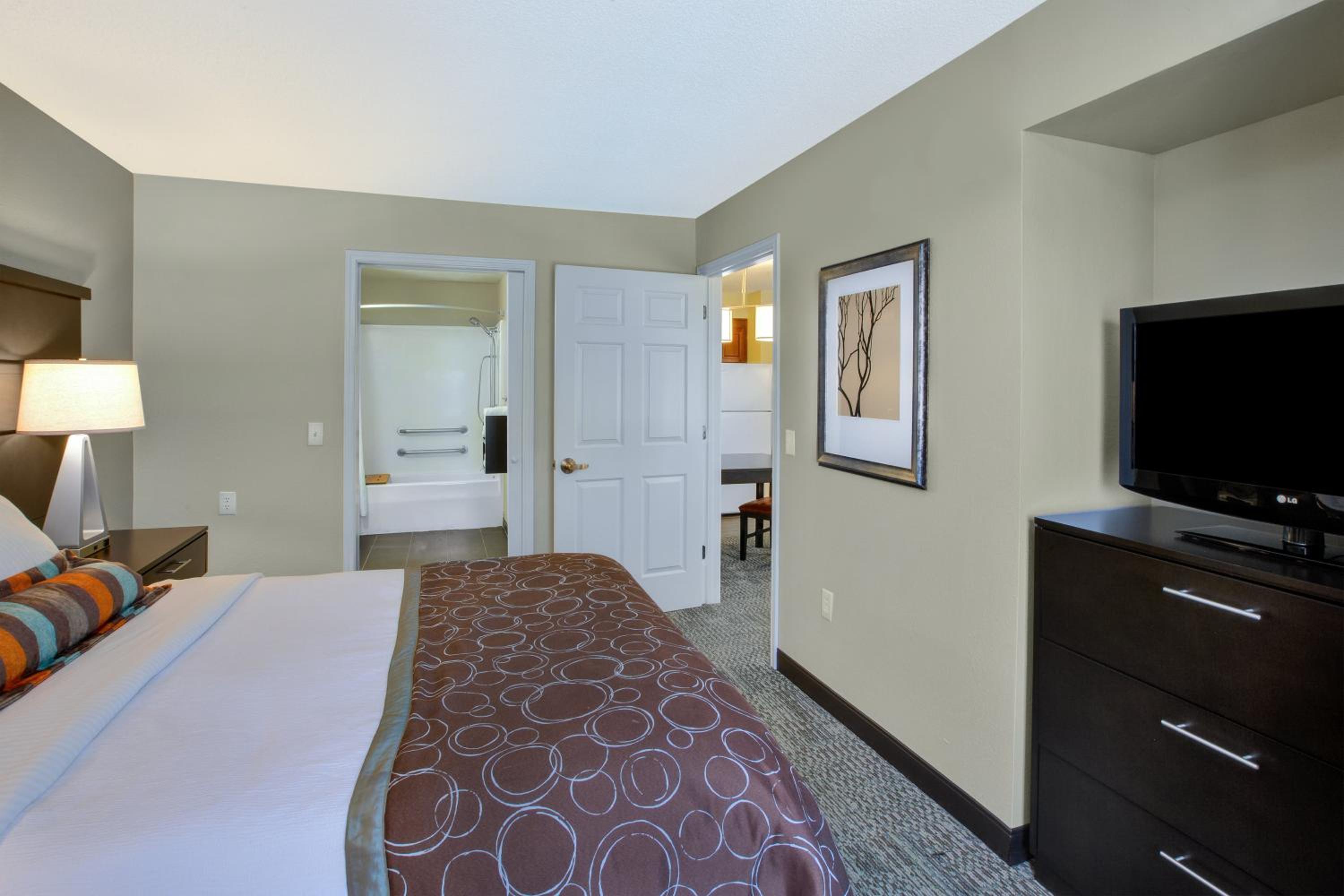 One-Bedroom Queen Suite with Mobility Accessible Tub - Photo 2