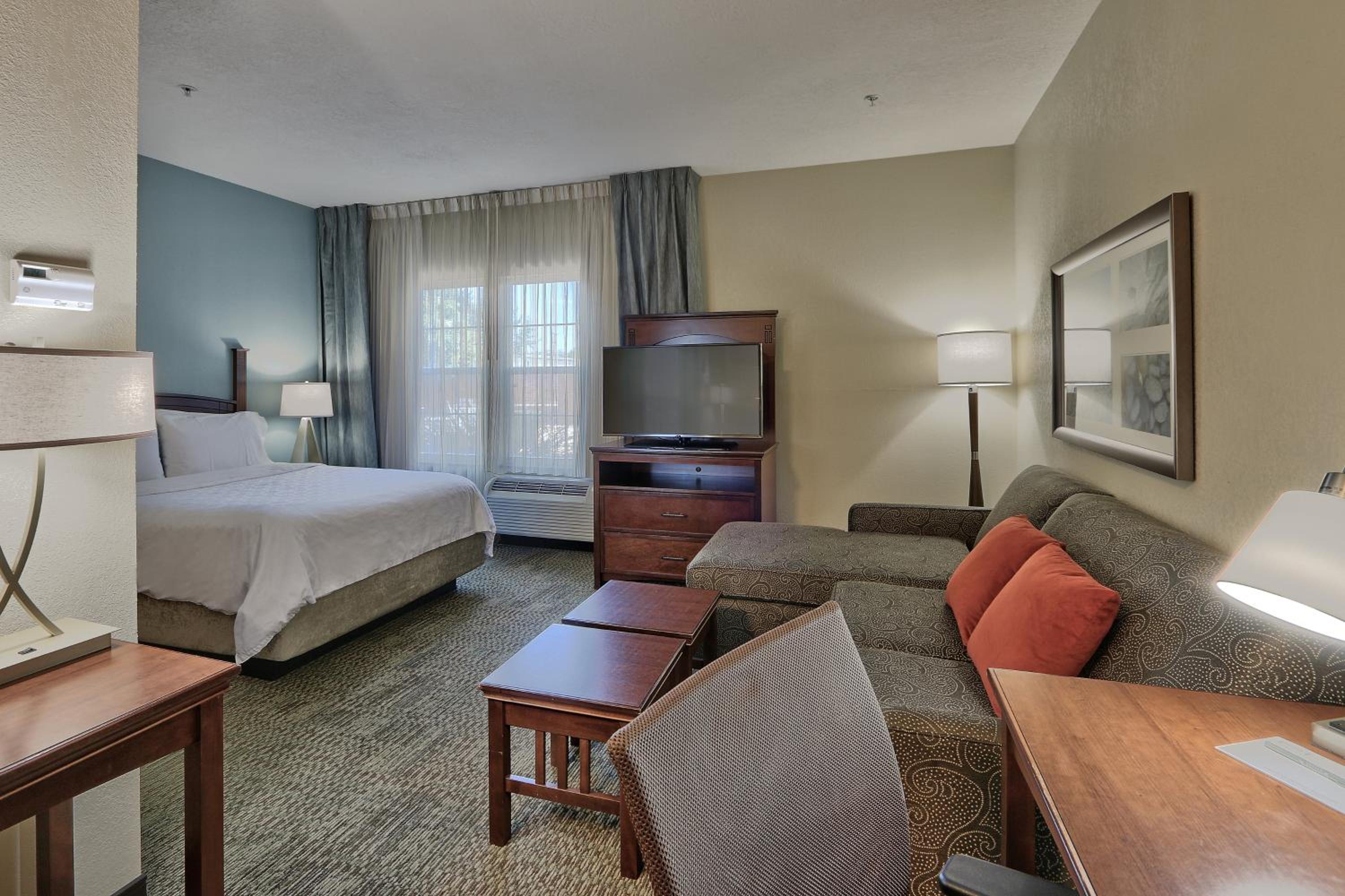 Queen Studio Suite - Photo 1