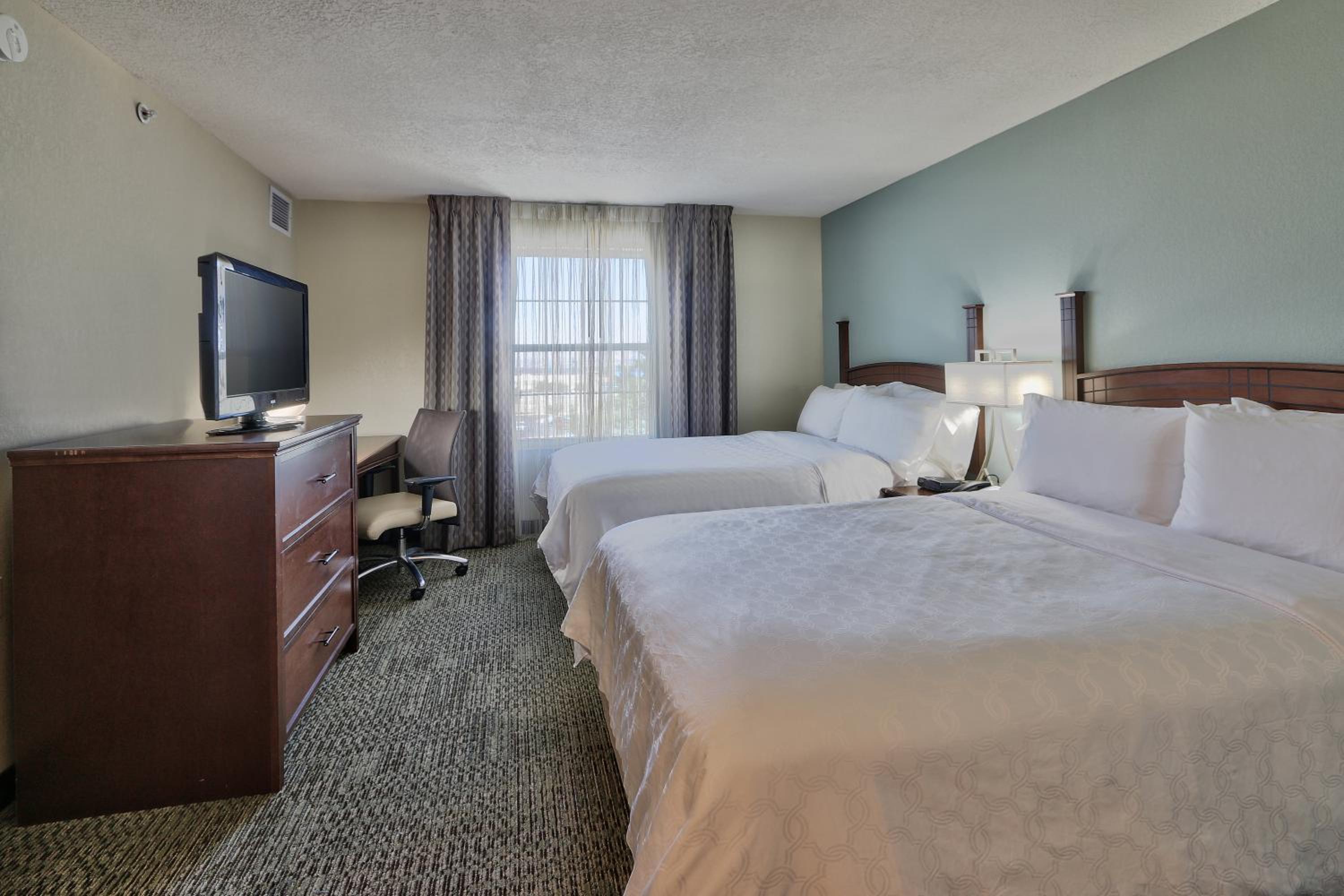 Two-Bedroom Suite with One King Bed and Two Queen Beds - Photo 5