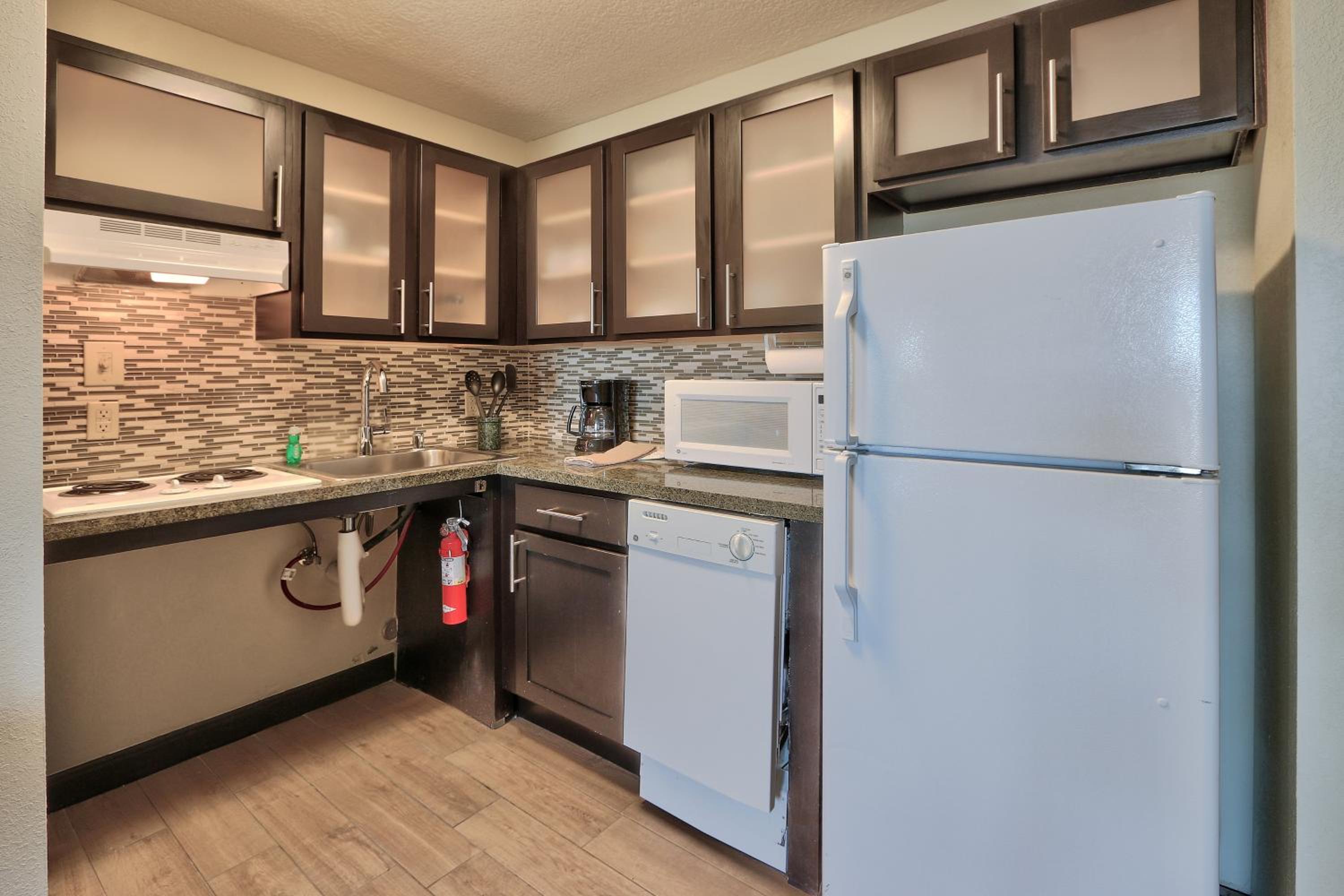 One-Bedroom King Suite - Communications Accessible with Tub - Photo 2