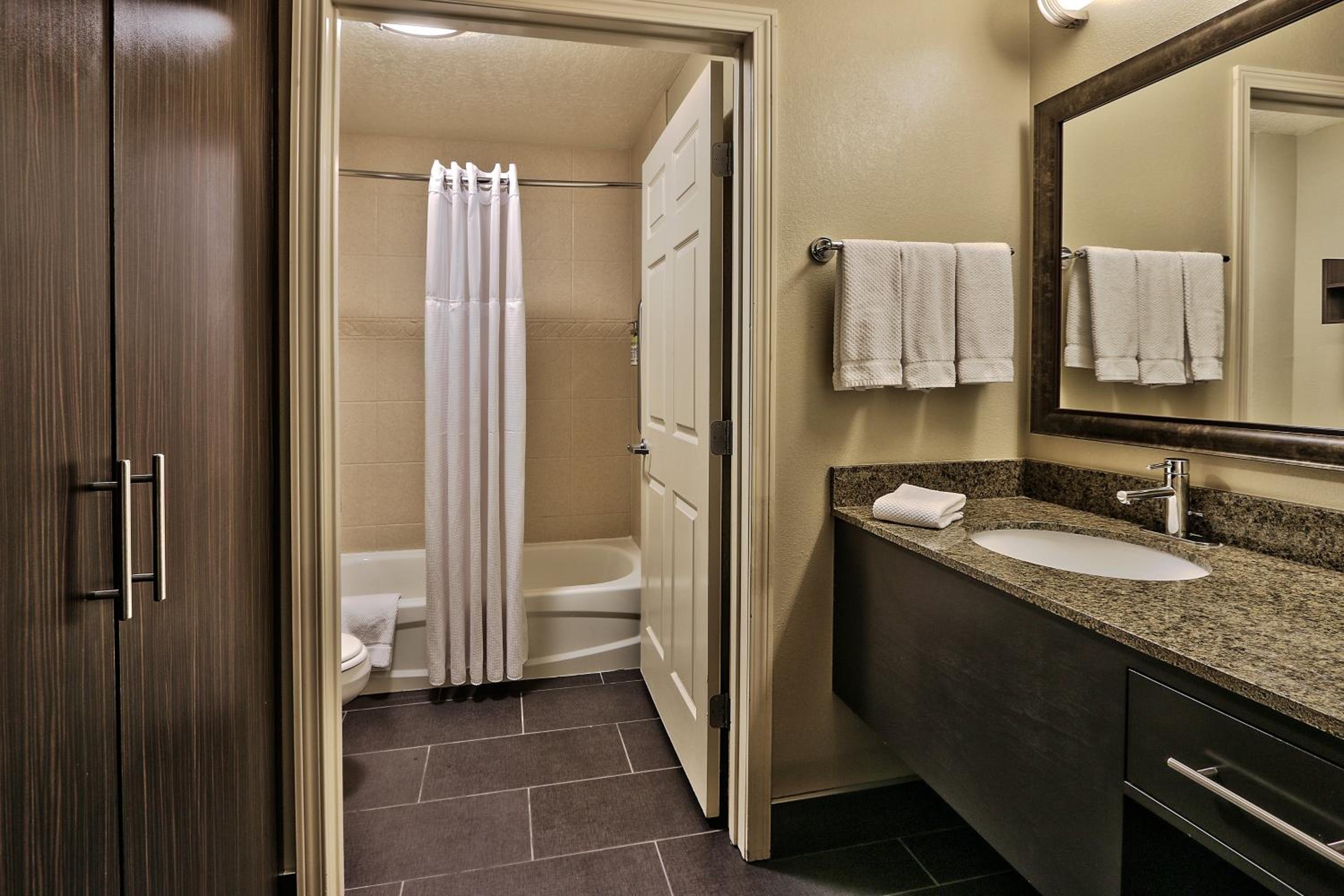 Queen Studio Suite - Photo 2