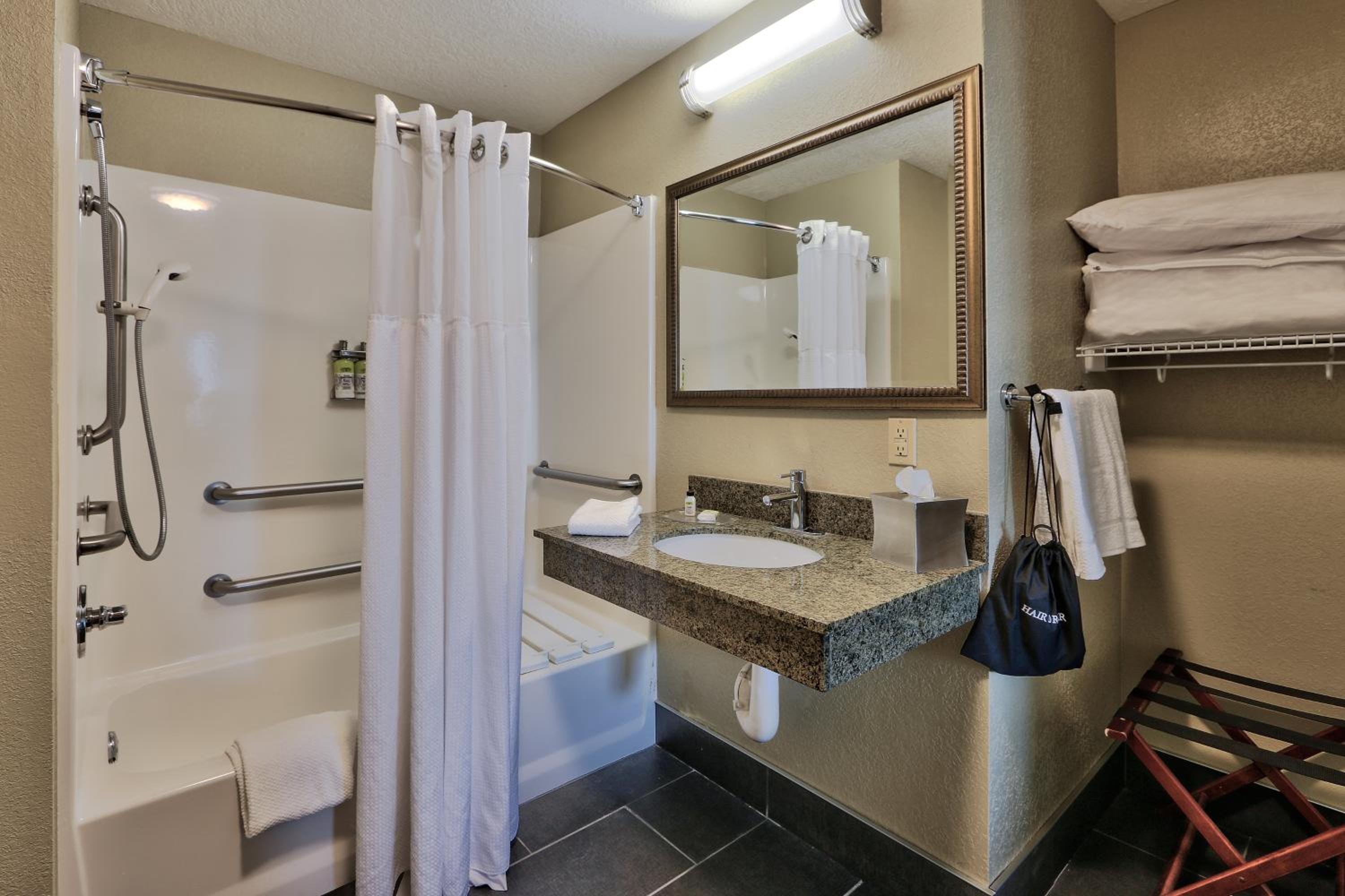 One-Bedroom King Suite - Communications Accessible with Tub - Photo 3