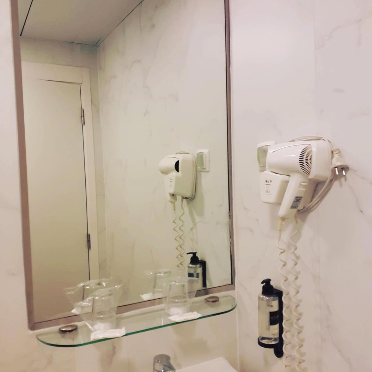 Twin Room - Photo 9