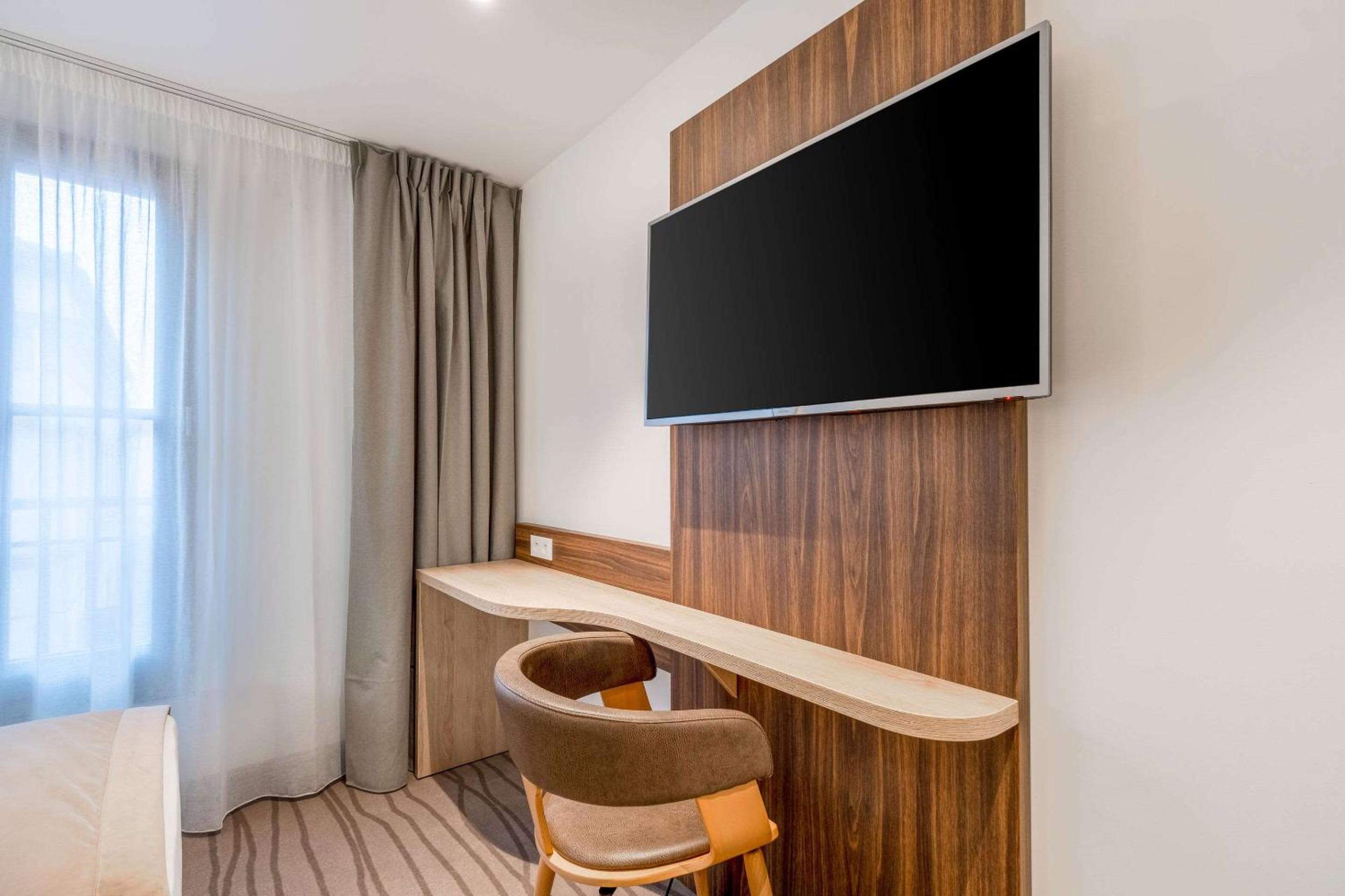 Twin Room - Non-Smoking photo 1