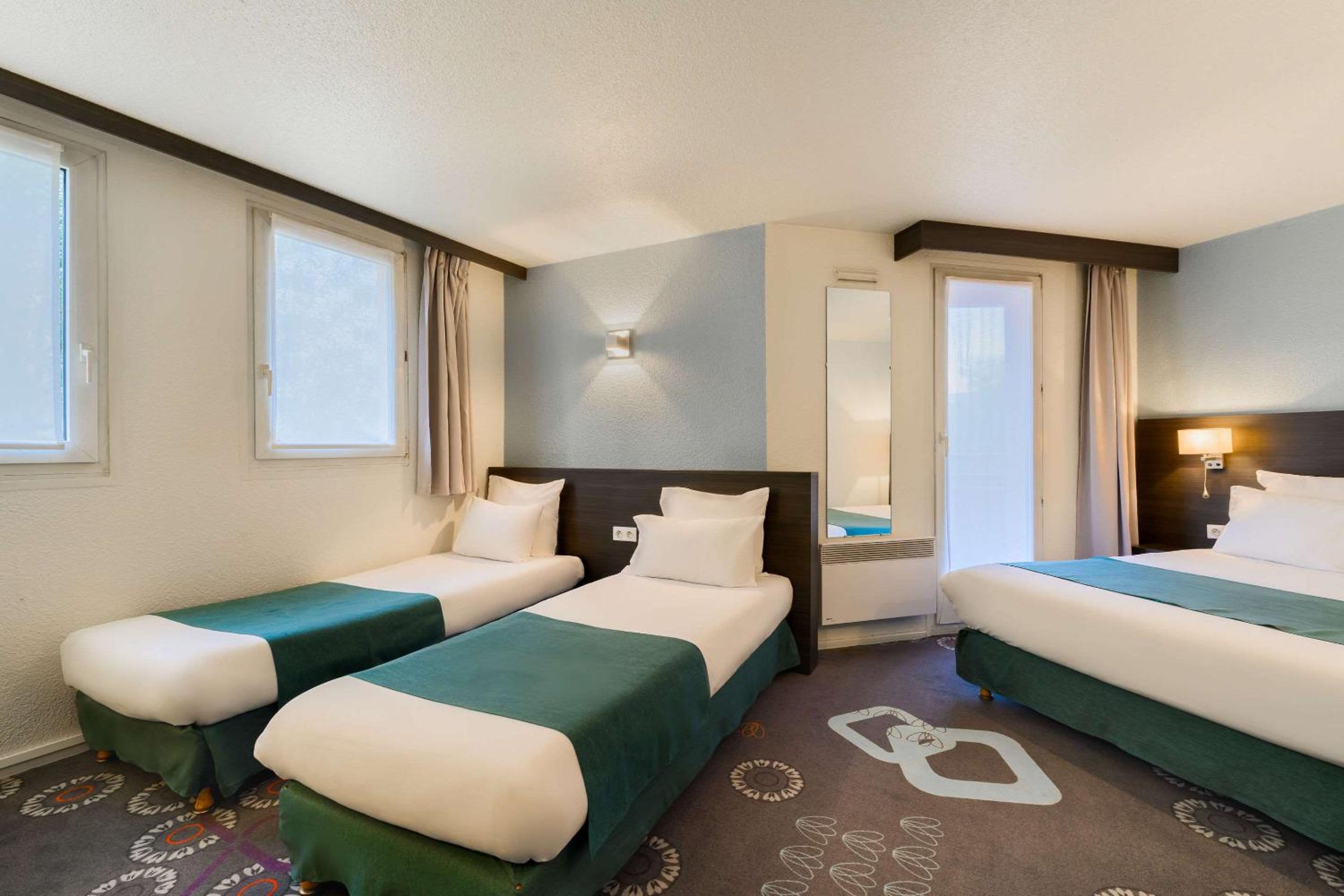 1 Double Bed 2 Single Beds photo 2