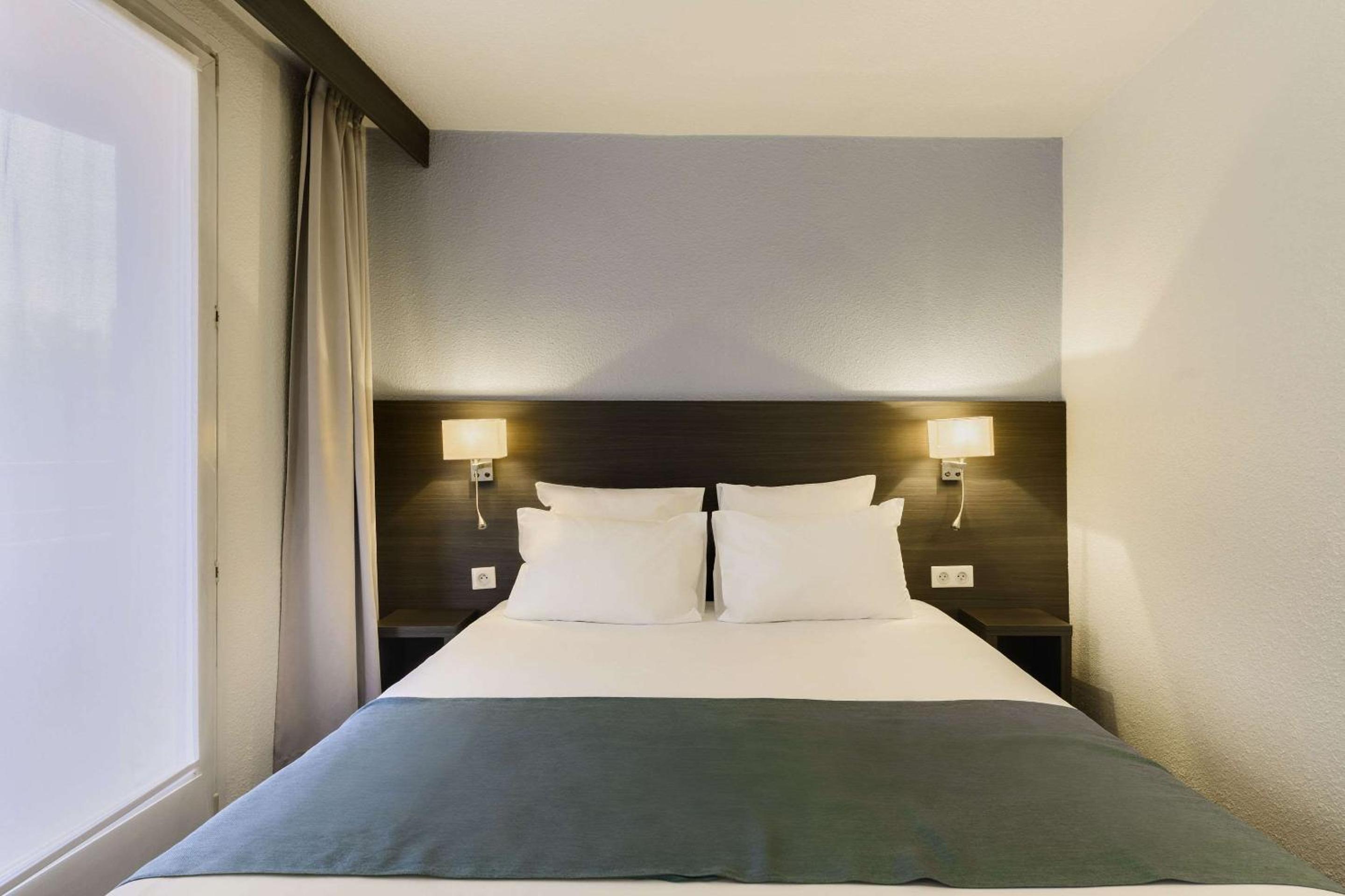 1 Double Bed 2 Single Beds photo 3