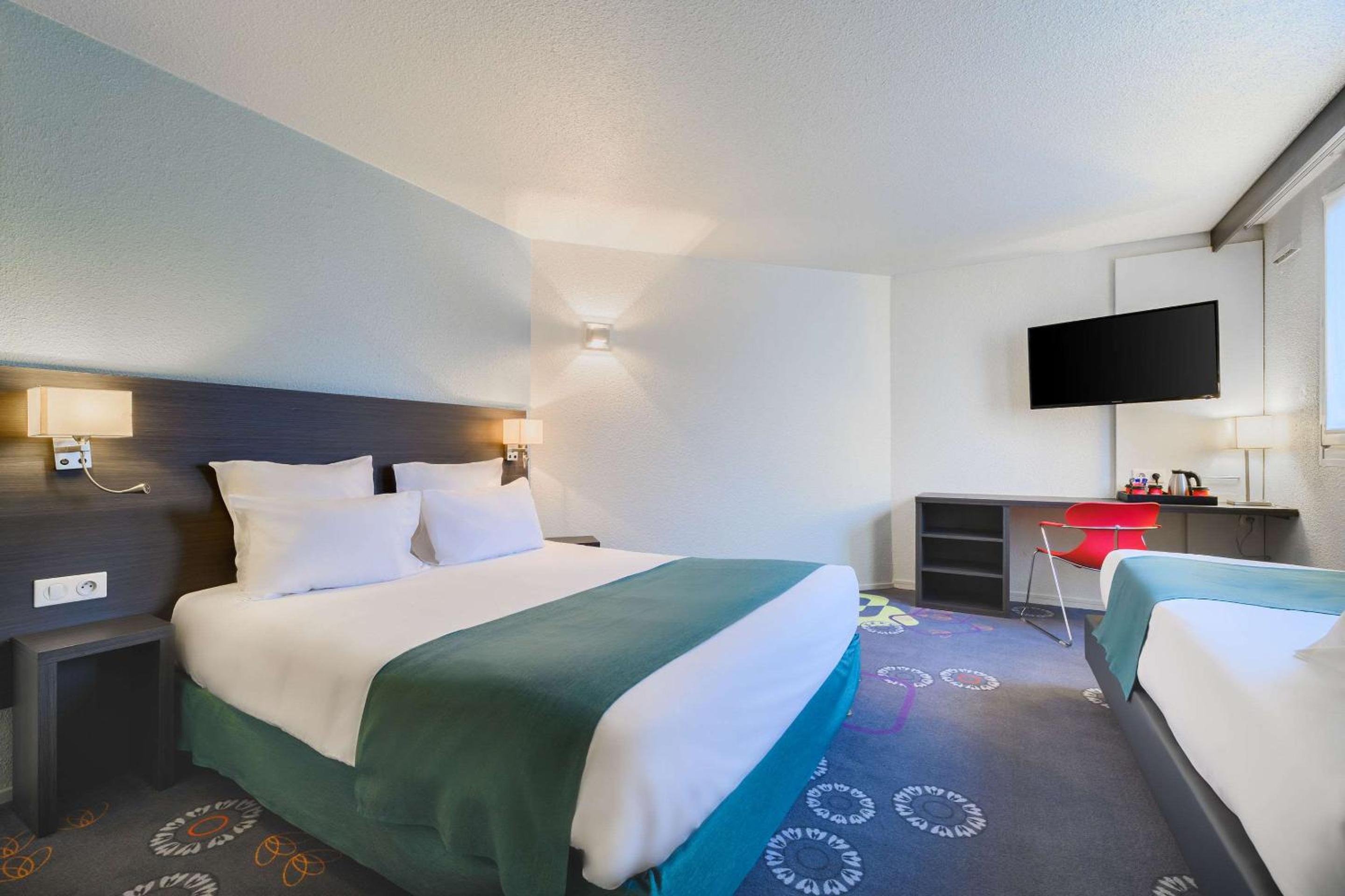1 Double Bed, 3 Single Beds photo 1